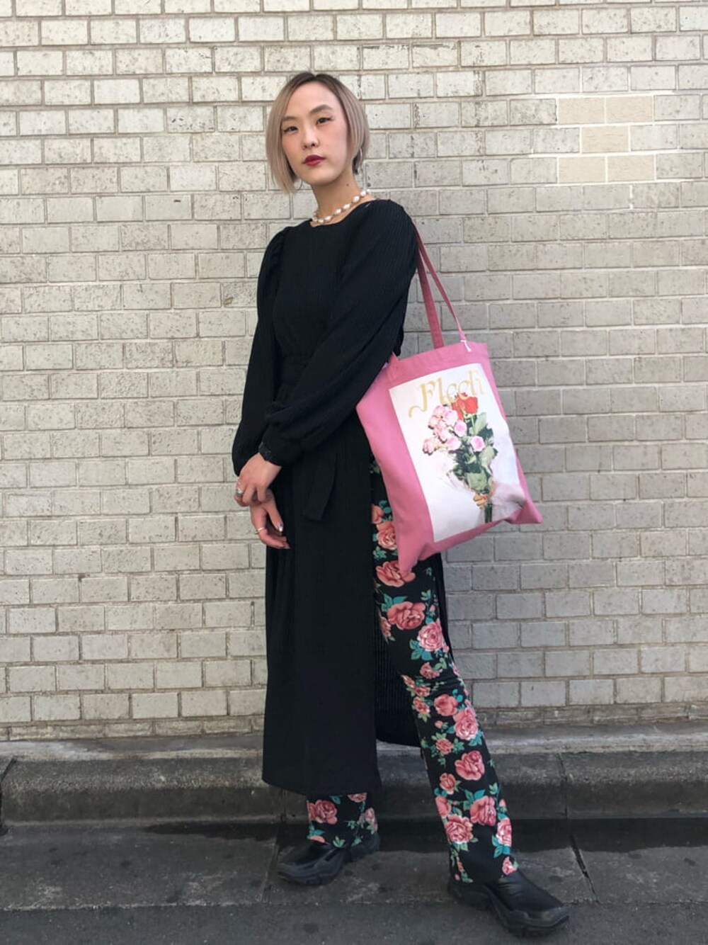 その他のその他パンツ、ブラック系のワンピース、ブラック系のブーツを着用したレディースの秋コーディネートの1枚目の写真