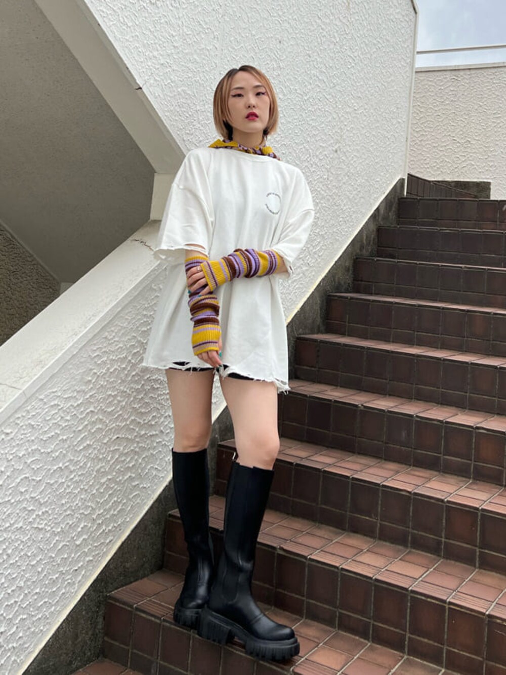 ブラック系のその他パンツ、ブラック系のブーツ、ホワイト系のTシャツ/カットソーを着用したレディースの夏コーディネートの1枚目の写真