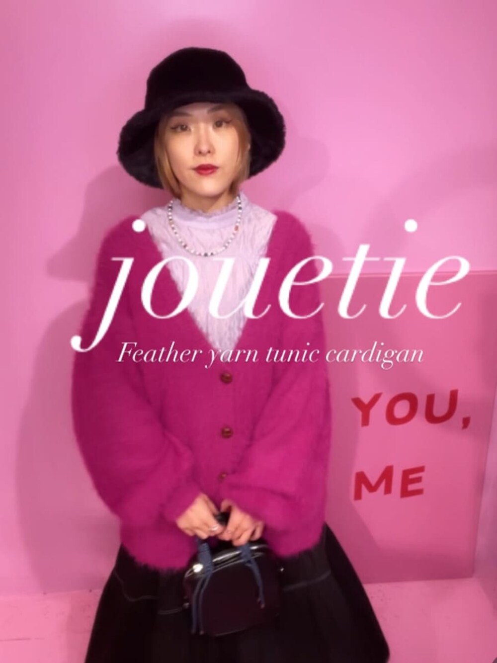 ブラック系のワンピース、パープル系のシャツ/ブラウス、ピンク系のカーディガン/ボレロを着用したレディースの秋コーディネートの1枚目の写真