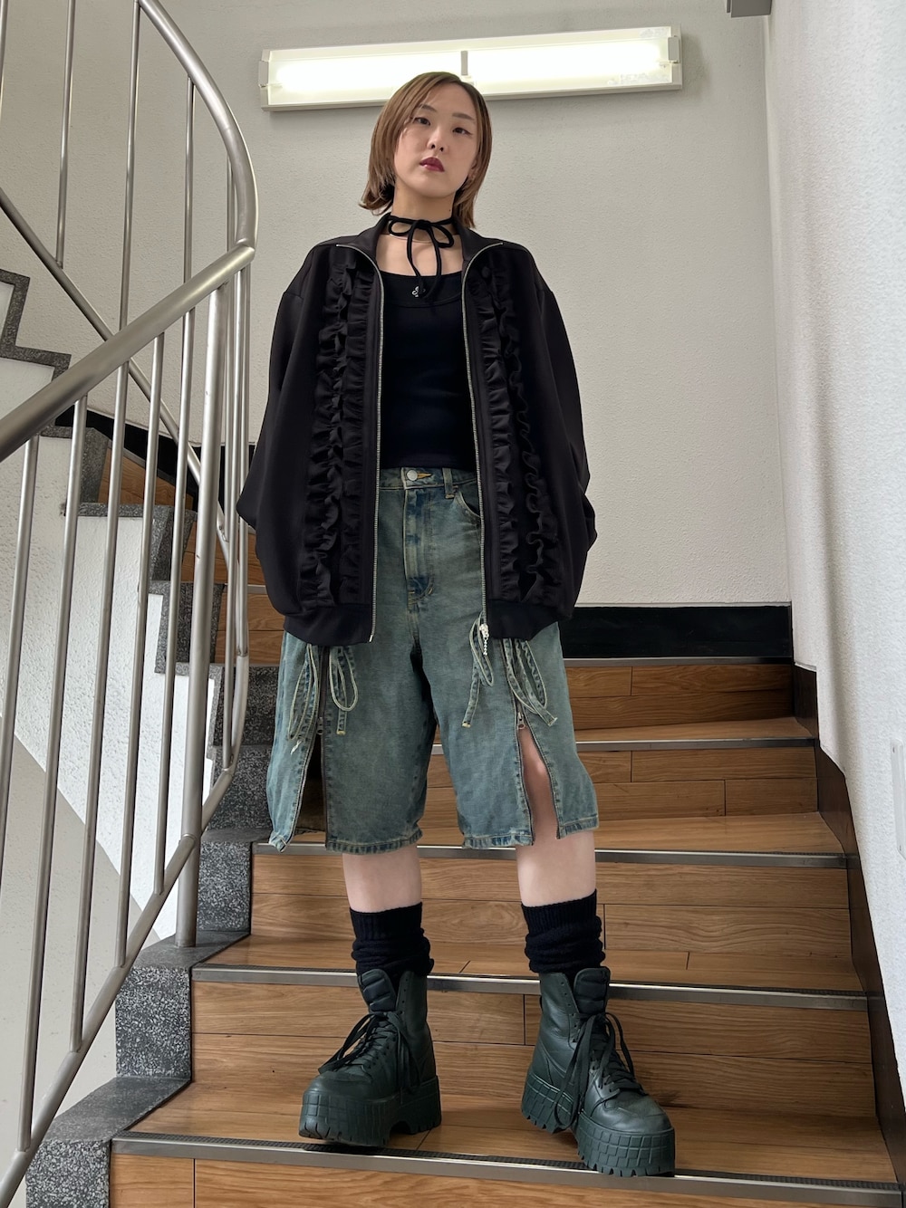 ブラック系のジャージ、ブラック系のキャミソールを着用したレディースの春コーディネートの1枚目の写真