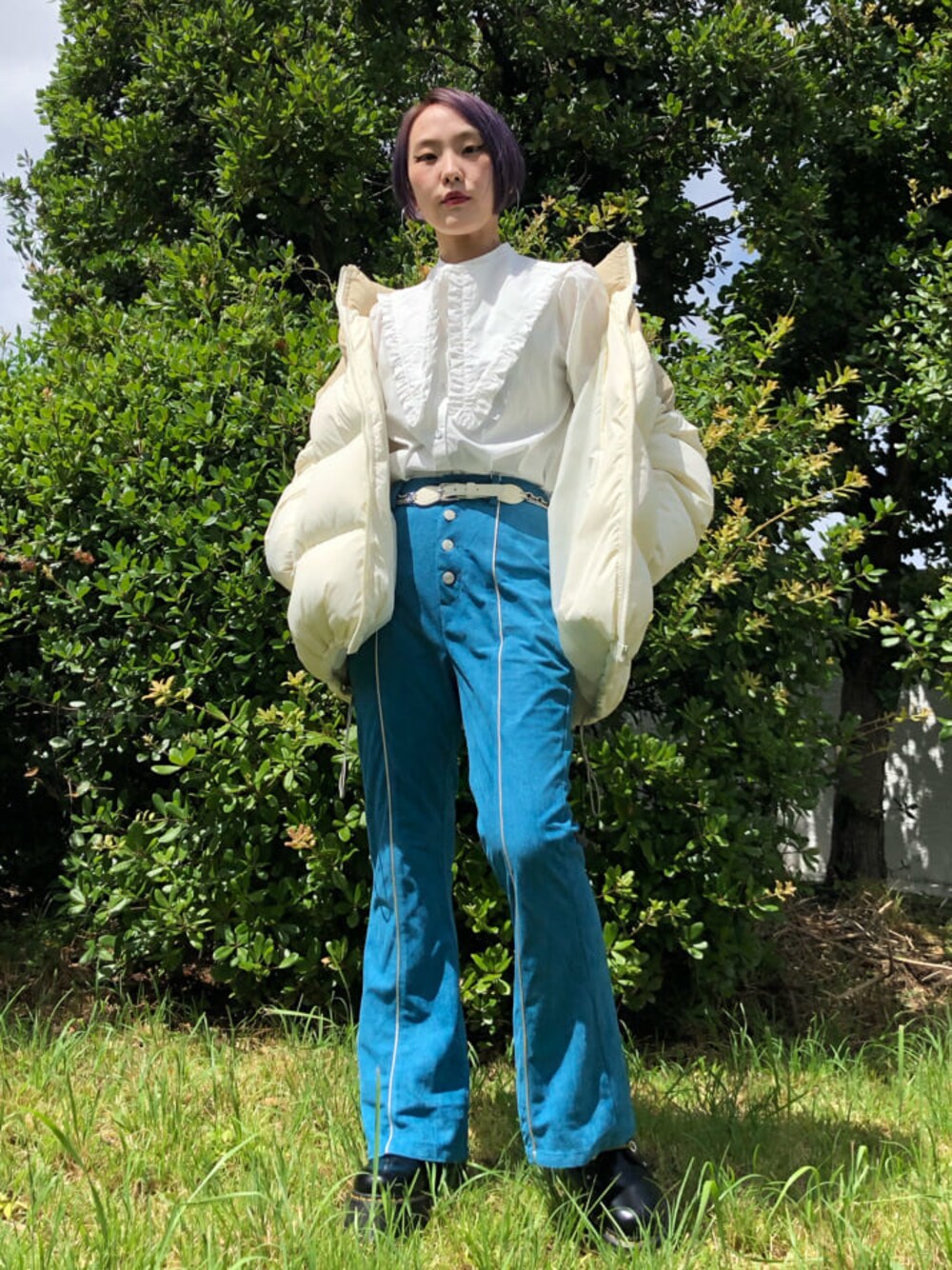 ブラック系のブーツ、ホワイト系のシャツ/ブラウス、ホワイト系のダウンジャケット/コートを着用したレディースの夏コーディネートの1枚目の写真