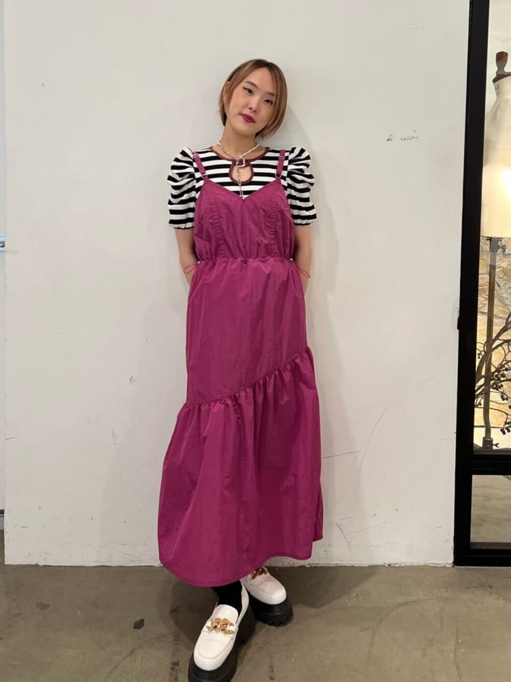 ホワイト系のローファー、ホワイト系のTシャツ/カットソー、ピンク系のジャンパースカートを着用したレディースの秋コーディネートの1枚目の写真