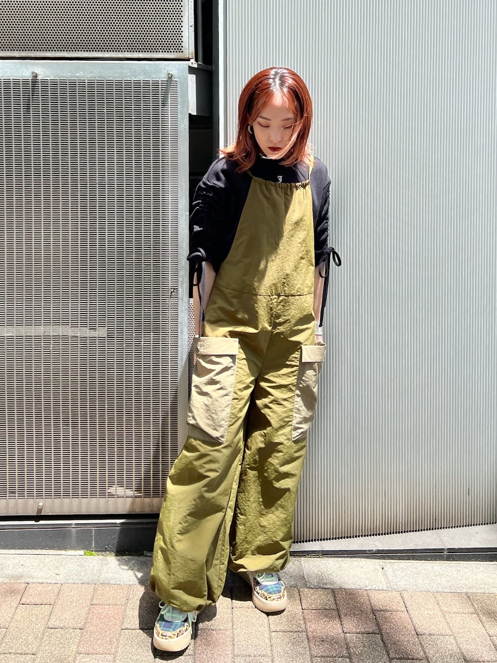 ブラック系のTシャツ/カットソー、グリーン系のサロペット/オーバーオールを着用したレディースの夏コーディネートの1枚目の写真