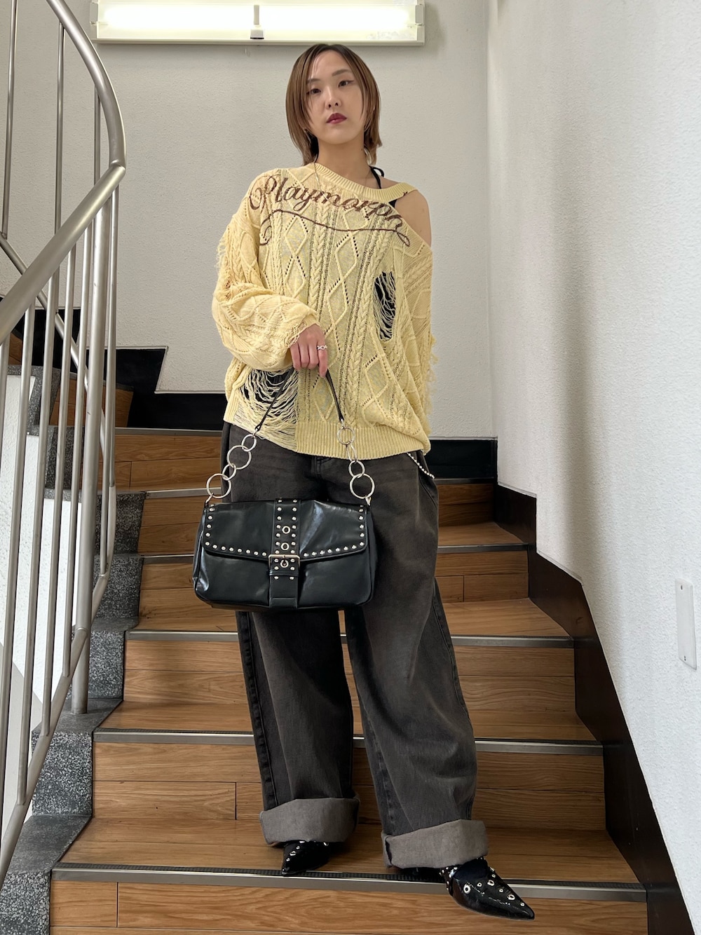 ブラック系のデニムパンツ、ブラック系のパンプス、ブラック系のキャミソールを着用したレディースの春コーディネートの1枚目の写真