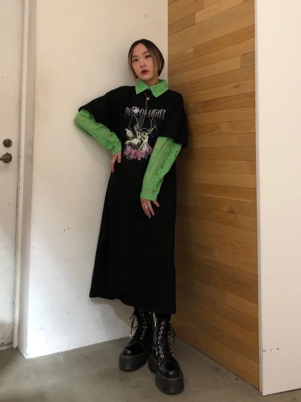 ブラック系のワンピース、グリーン系のシャツ/ブラウスを着用したレディースの春コーディネートの1枚目の写真