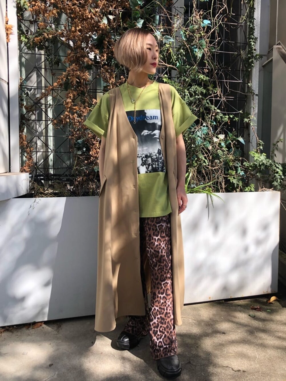 その他のその他パンツ、ベージュ系のジャンパースカート、グリーン系のTシャツ/カットソーを着用したレディースの春コーディネートの1枚目の写真