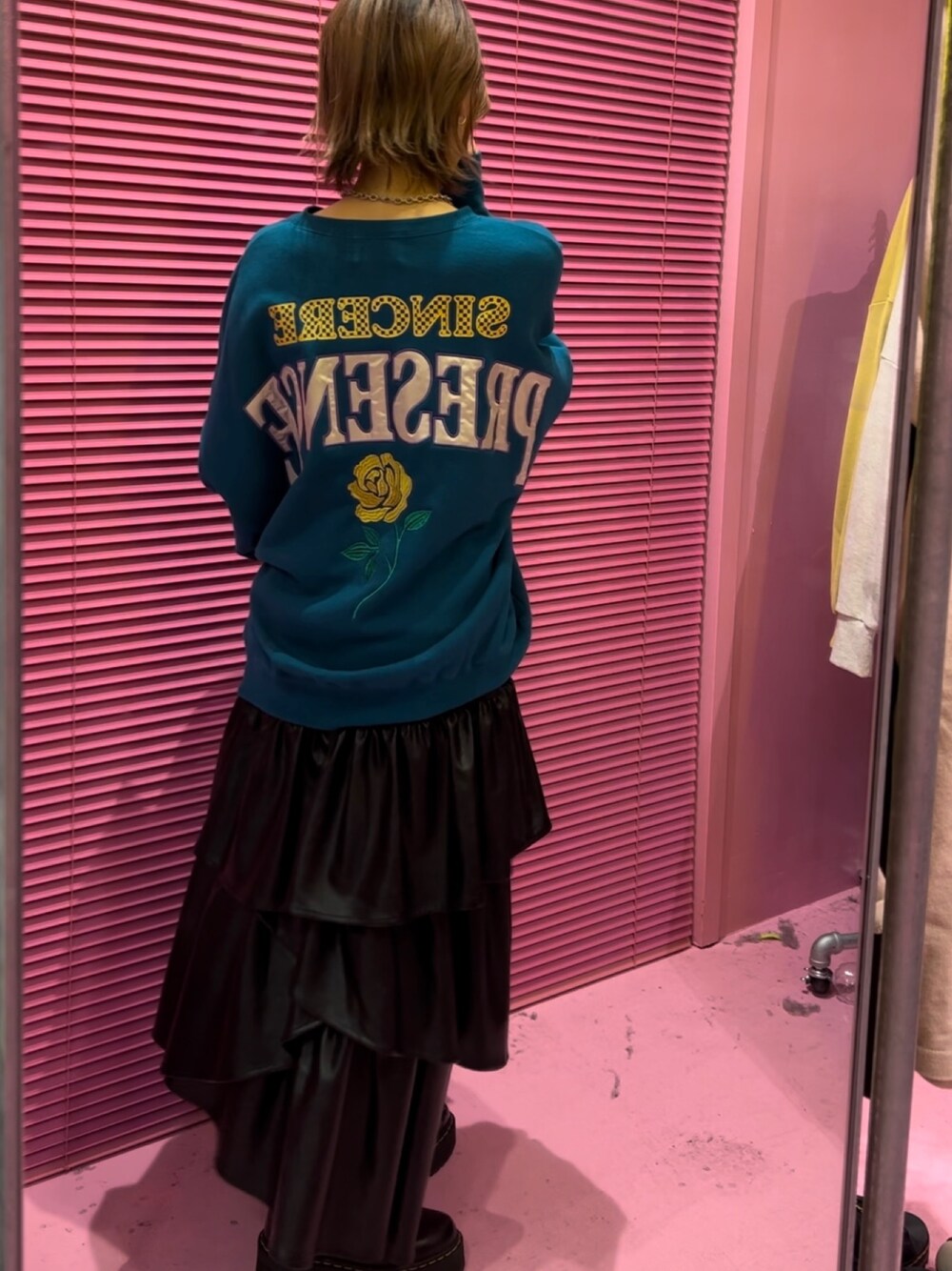 ブルー系のTシャツ/カットソー、ブラック系のスカート、ブラック系のブーツを着用したレディースの秋コーディネートの1枚目の写真