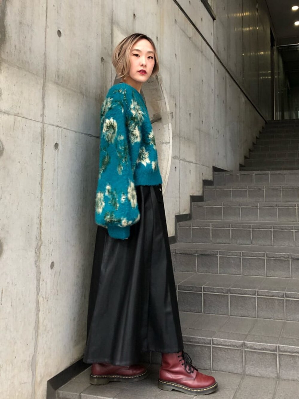 ブラック系のセットアップ、ブルー系のカーディガン/ボレロを着用したレディースの秋コーディネートの1枚目の写真