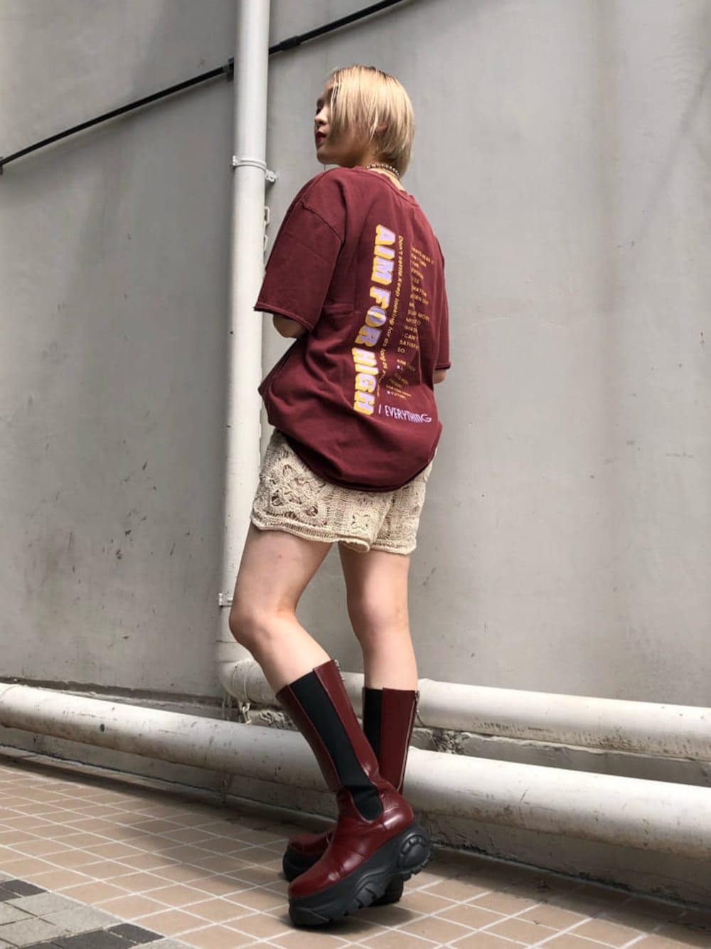ホワイト系のその他パンツ、レッド系のTシャツ/カットソー、シルバー系のチョーカーを着用したレディースの夏コーディネートの1枚目の写真