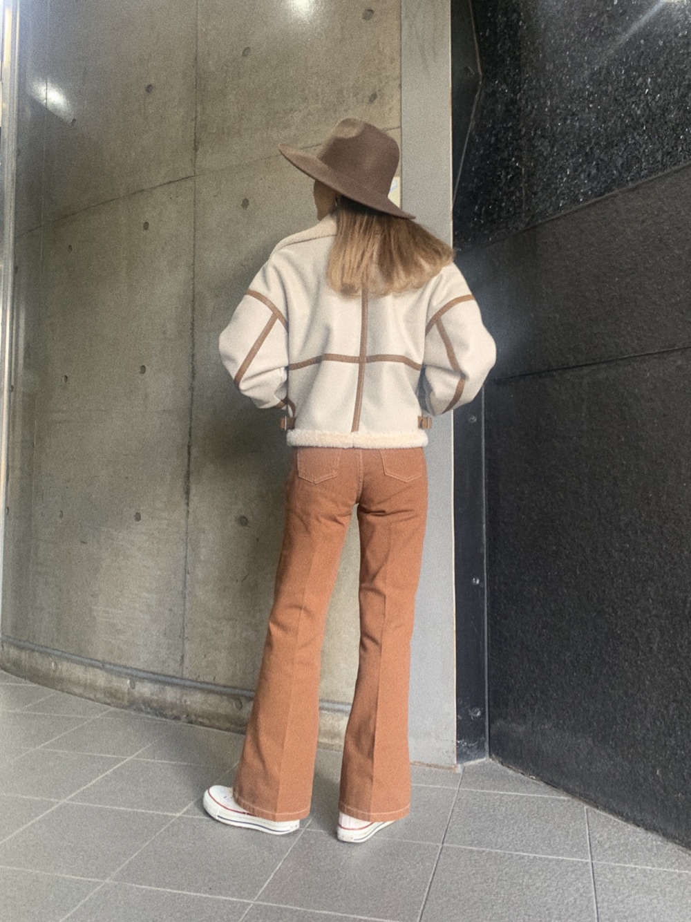 ブラウン系のその他パンツ、ホワイト系のムートンコート、ブラック系のニット/セーターを着用したレディースの冬コーディネートの1枚目の写真