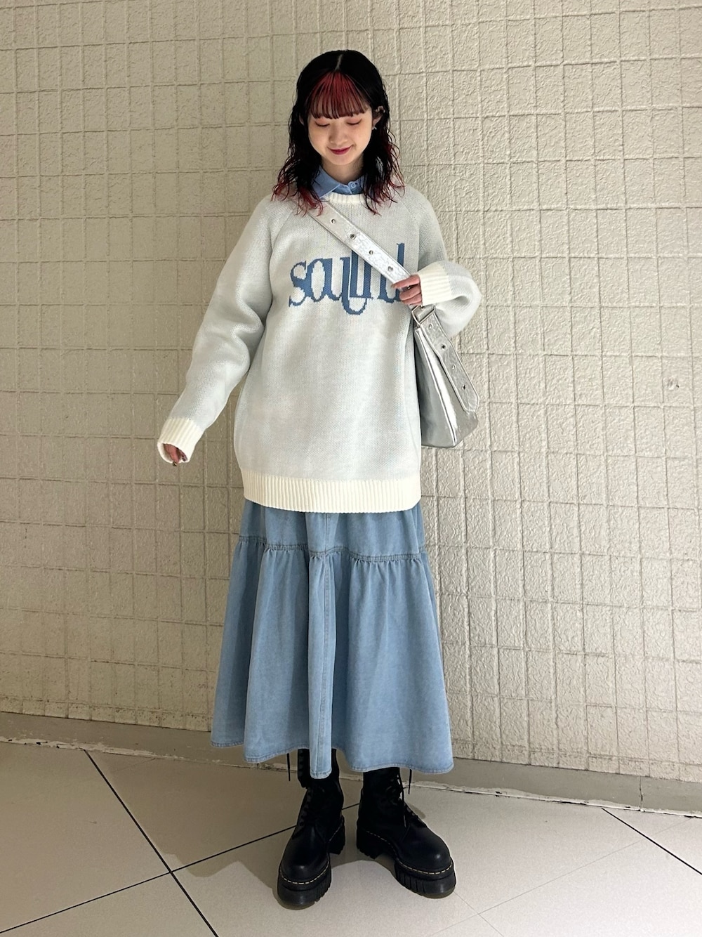 ホワイト系のニット/セーター、ブルー系のシャツ/ブラウス、シルバー系のショルダーバッグを着用したレディースの冬コーディネートの1枚目の写真