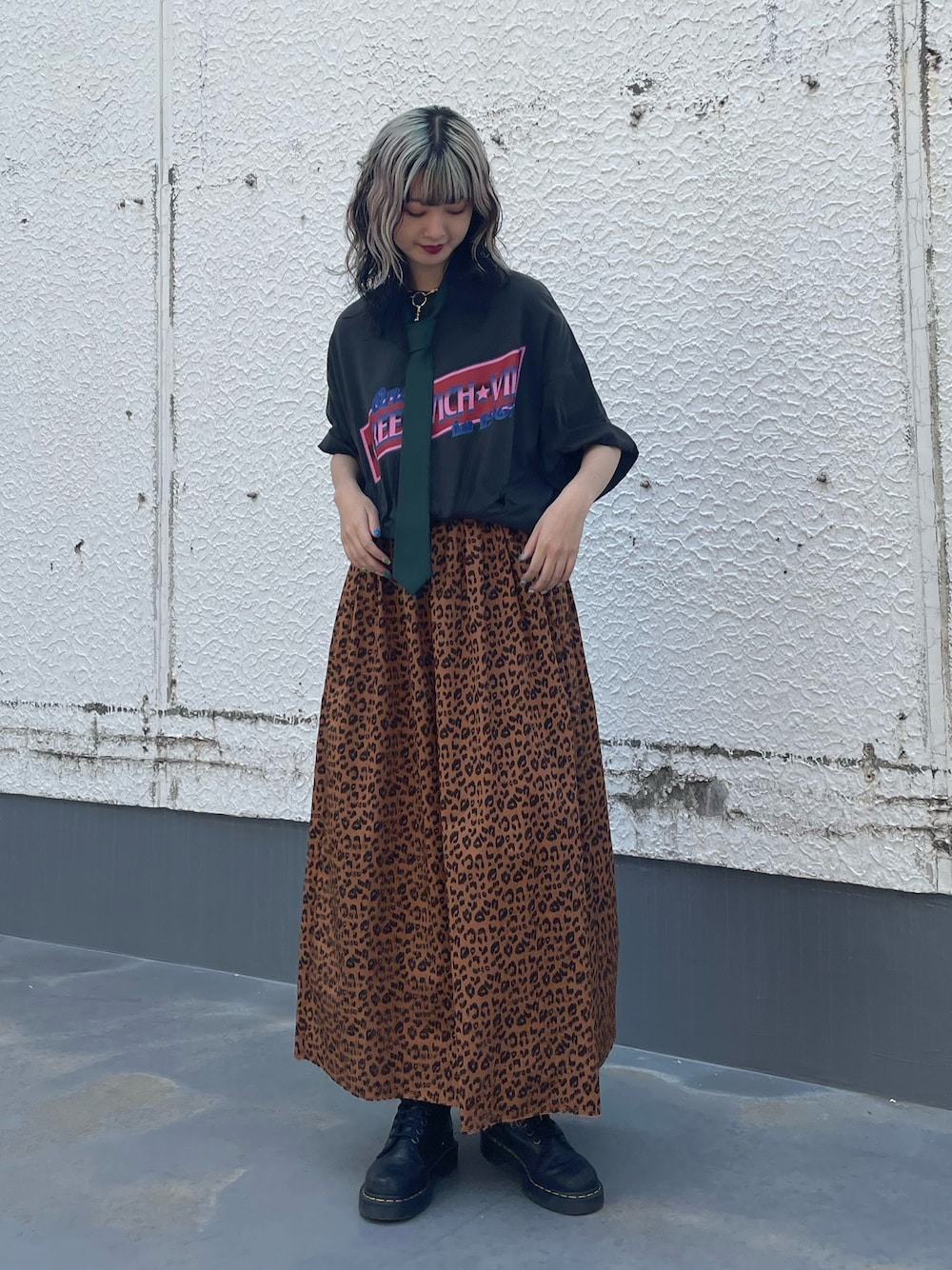 ブラック系のTシャツ/カットソー、ブラウン系のワンピース、グリーン系のネクタイを着用したレディースの春コーディネートの1枚目の写真