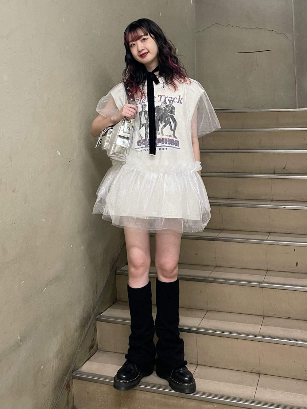 ホワイト系のTシャツ/カットソー、ホワイト系のワンピース、シルバー系のハンドバッグを着用したレディースの夏コーディネートの1枚目の写真