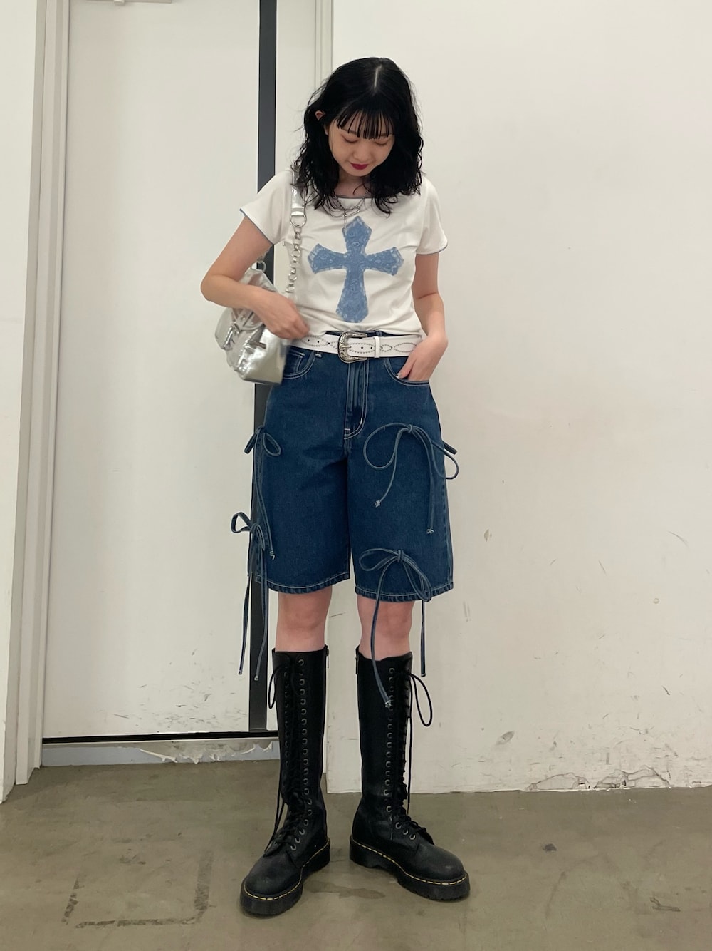 ホワイト系のTシャツ/カットソー、シルバー系のハンドバッグ、ブルー系のデニムパンツを着用したレディースの春コーディネートの1枚目の写真