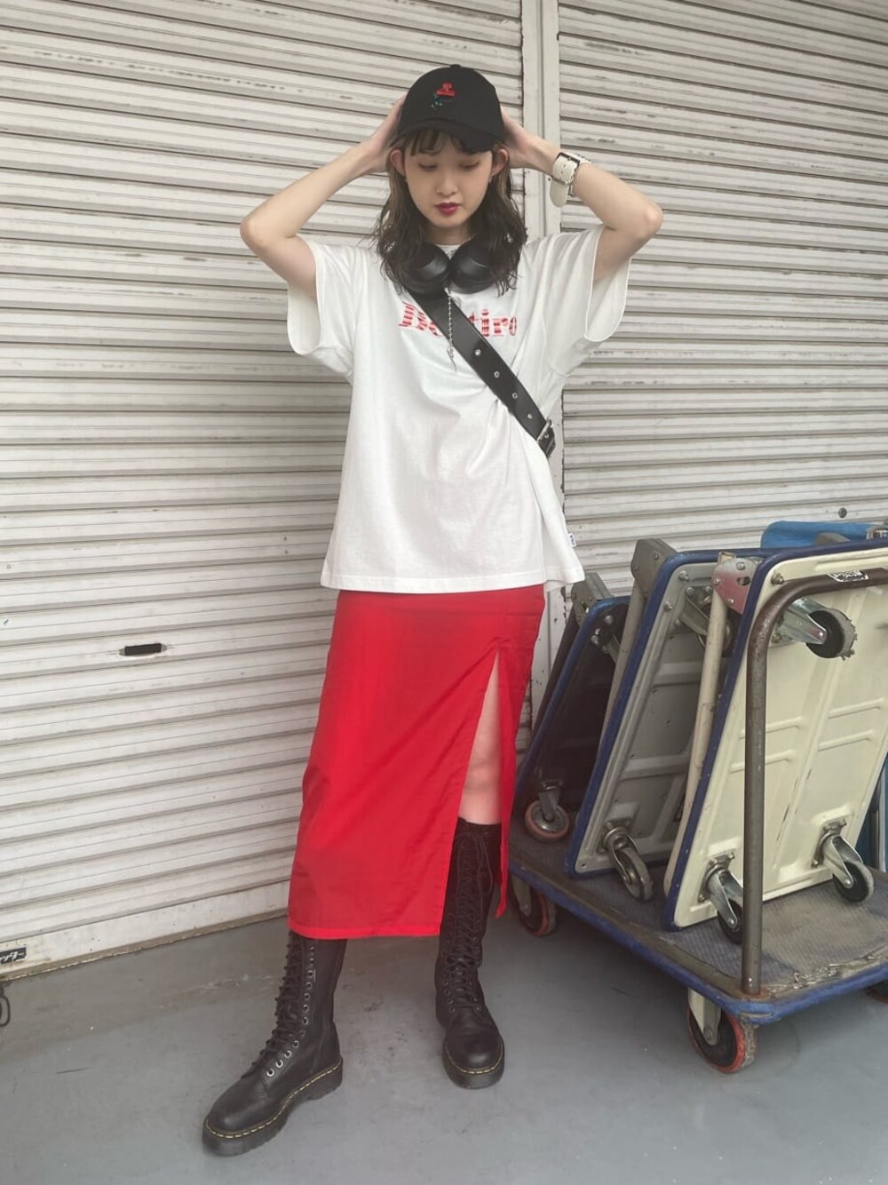 ブラック系のブーツ、ホワイト系のTシャツ/カットソー、ブラック系のハンドバッグを着用したレディースの春コーディネートの1枚目の写真
