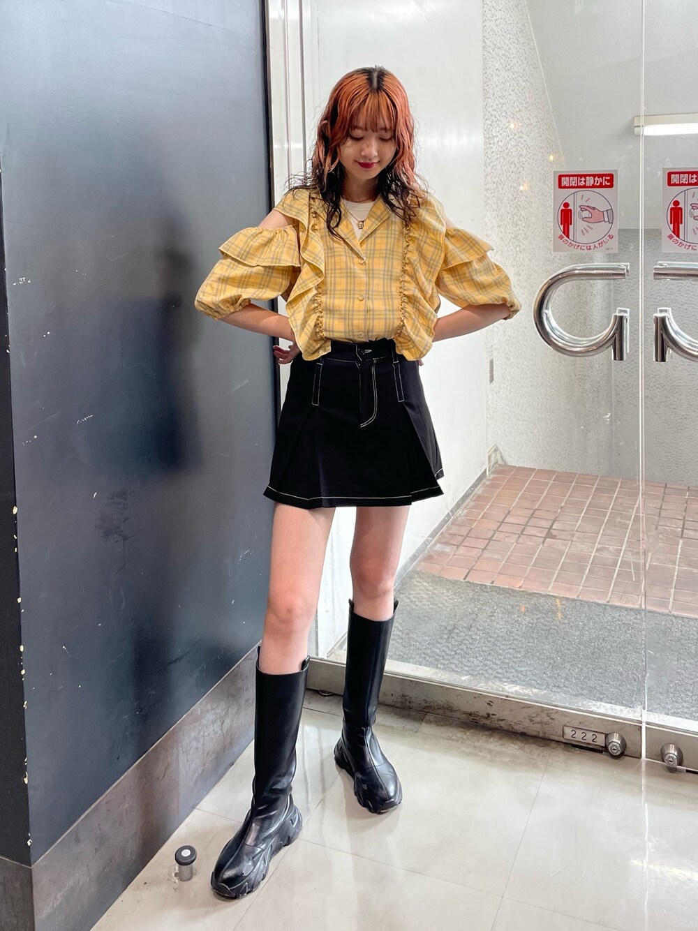 ブラック系のその他パンツ、ホワイト系のタンクトップ、イエロー系のシャツ/ブラウスを着用したレディースの夏コーディネートの1枚目の写真