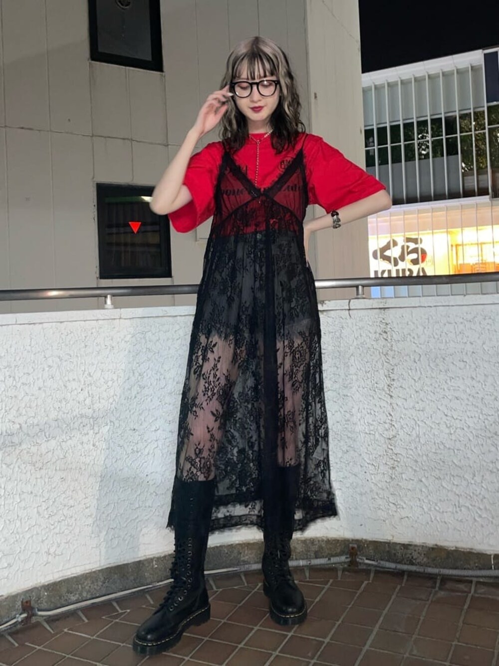 ブラック系のブーツ、ブラック系のデニムパンツ、ブラック系のワンピースを着用したレディースの春コーディネートの1枚目の写真