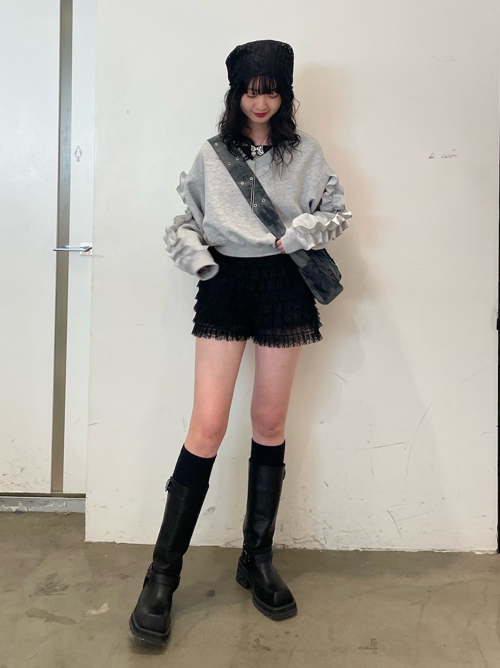 グレー系のスウェット、ブラック系のブーツ、ブラック系のその他パンツを着用したレディースの冬コーディネートの1枚目の写真