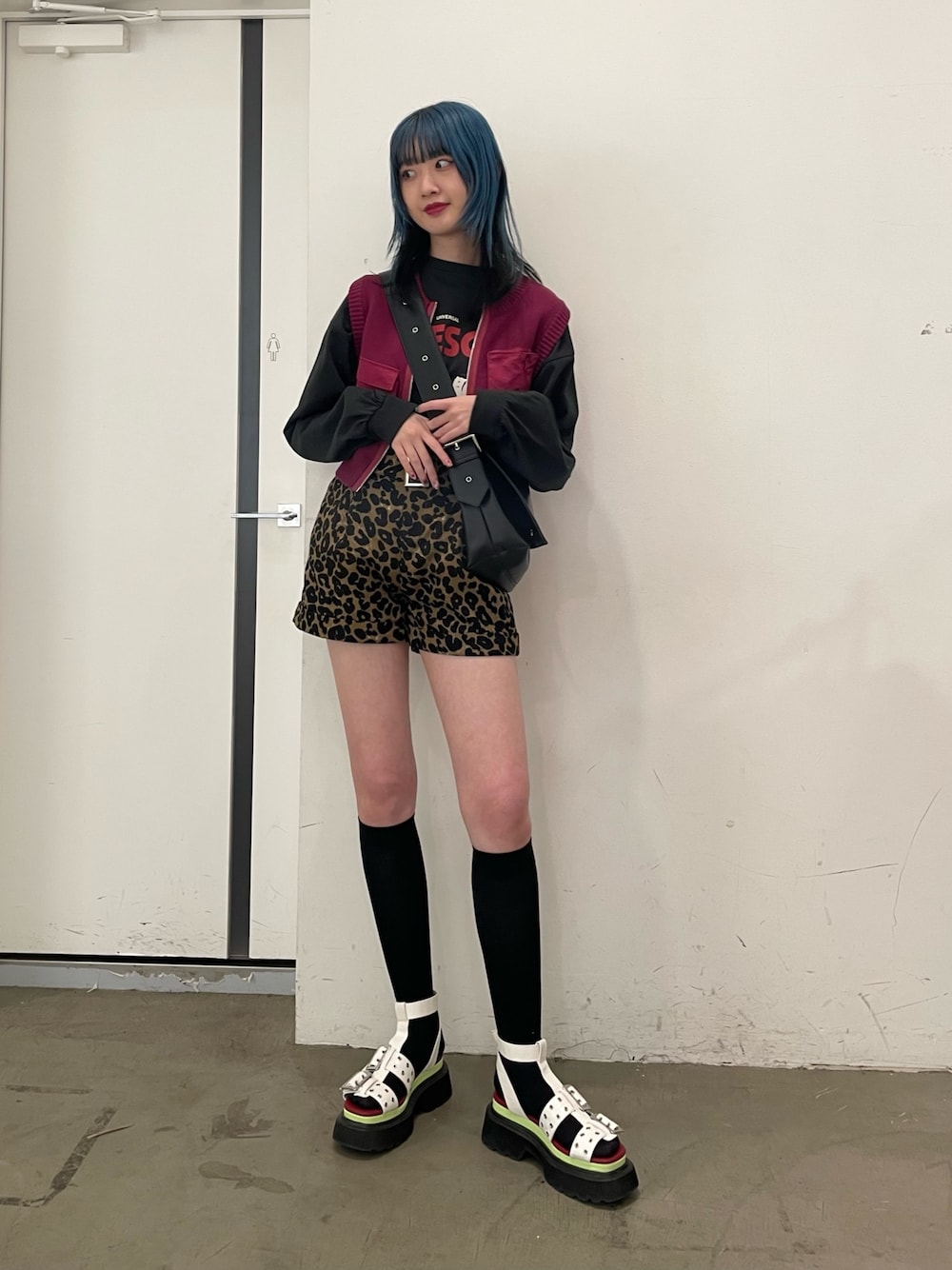 ピンク系のベスト、ブラウン系のその他パンツ、ホワイト系のサンダルを着用したレディースの春コーディネートの1枚目の写真