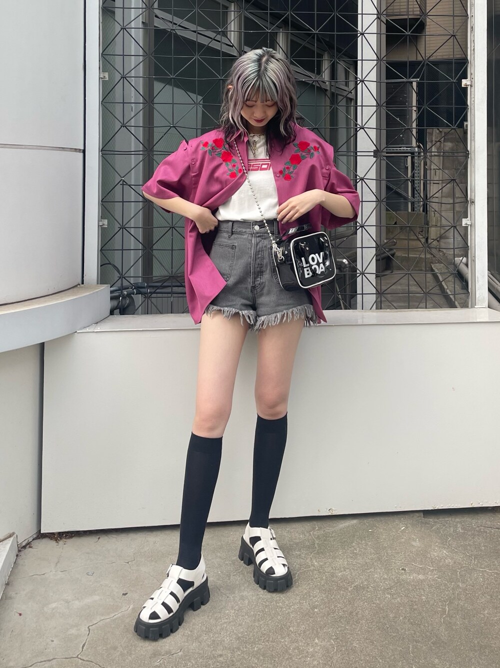 ピンク系のシャツ/ブラウス、ホワイト系のTシャツ/カットソー、ブラック系のデニムパンツを着用したレディースの春コーディネートの1枚目の写真