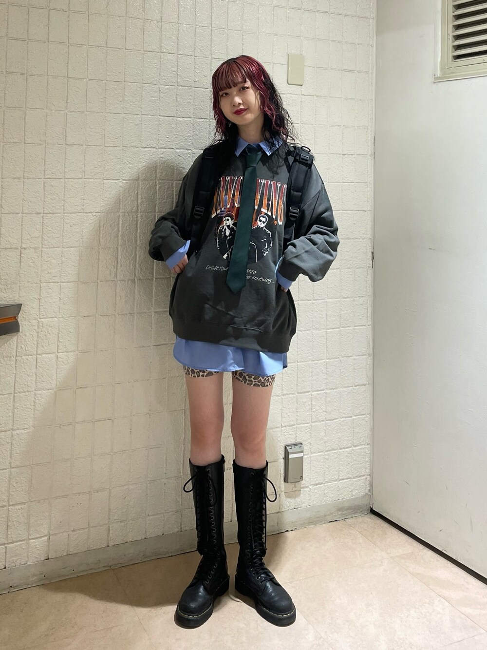 ブルー系のシャツ/ブラウス、グリーン系のネクタイ、ブラック系のスウェットを着用したレディースの秋コーディネートの1枚目の写真