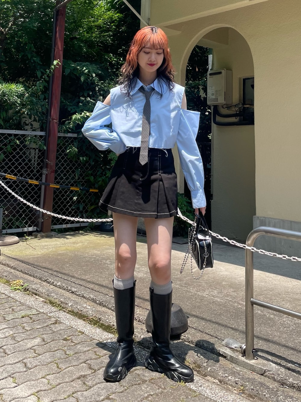 ブルー系のシャツ/ブラウス、ブラック系のその他パンツ、ブラック系のボストンバッグを着用したレディースの夏コーディネートの1枚目の写真