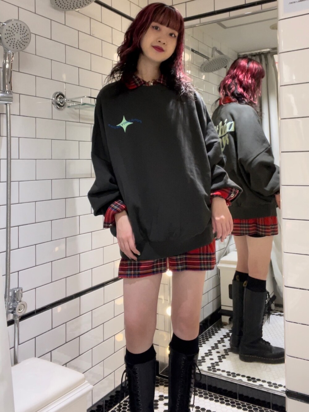 ブラック系のTシャツ/カットソー、レッド系のワンピース、ブラック系のブーツを着用したレディースの秋コーディネートの1枚目の写真