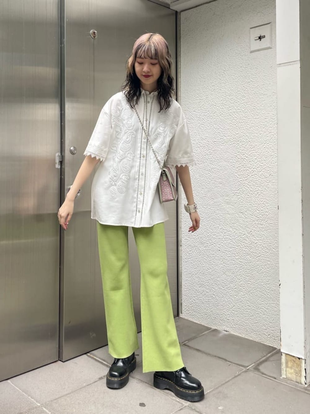 ピンク系のハンドバッグ、グリーン系のその他パンツ、オレンジ系のシャツ/ブラウスを着用したレディースの夏コーディネートの1枚目の写真