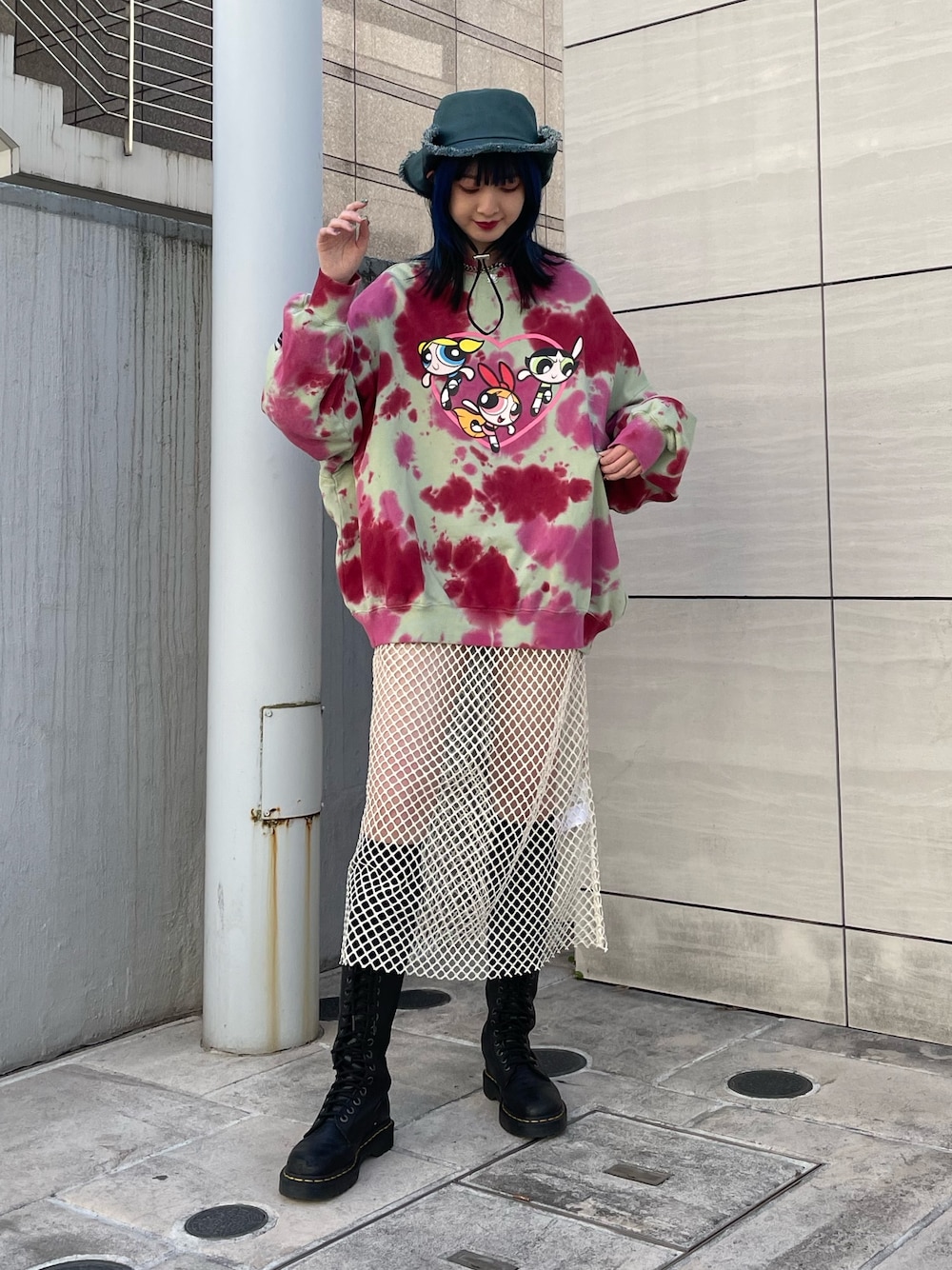 グリーン系のスウェット、ホワイト系のワンピース、ブラック系のブーツを着用したレディースの冬コーディネートの1枚目の写真