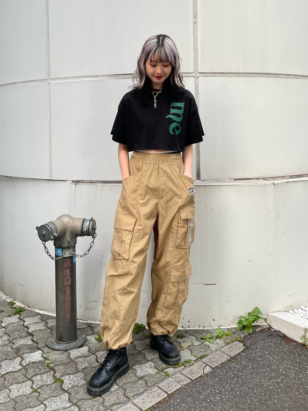 ベージュ系のカーゴパンツ、ブラック系のTシャツ/カットソー、ブラック系のブーツを着用したレディースの夏コーディネートの1枚目の写真