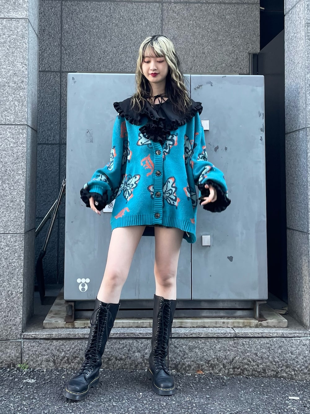 ブラック系のシャツ/ブラウス、ブルー系のカーディガン/ボレロ、グレー系のその他パンツを着用したレディースの冬コーディネートの1枚目の写真