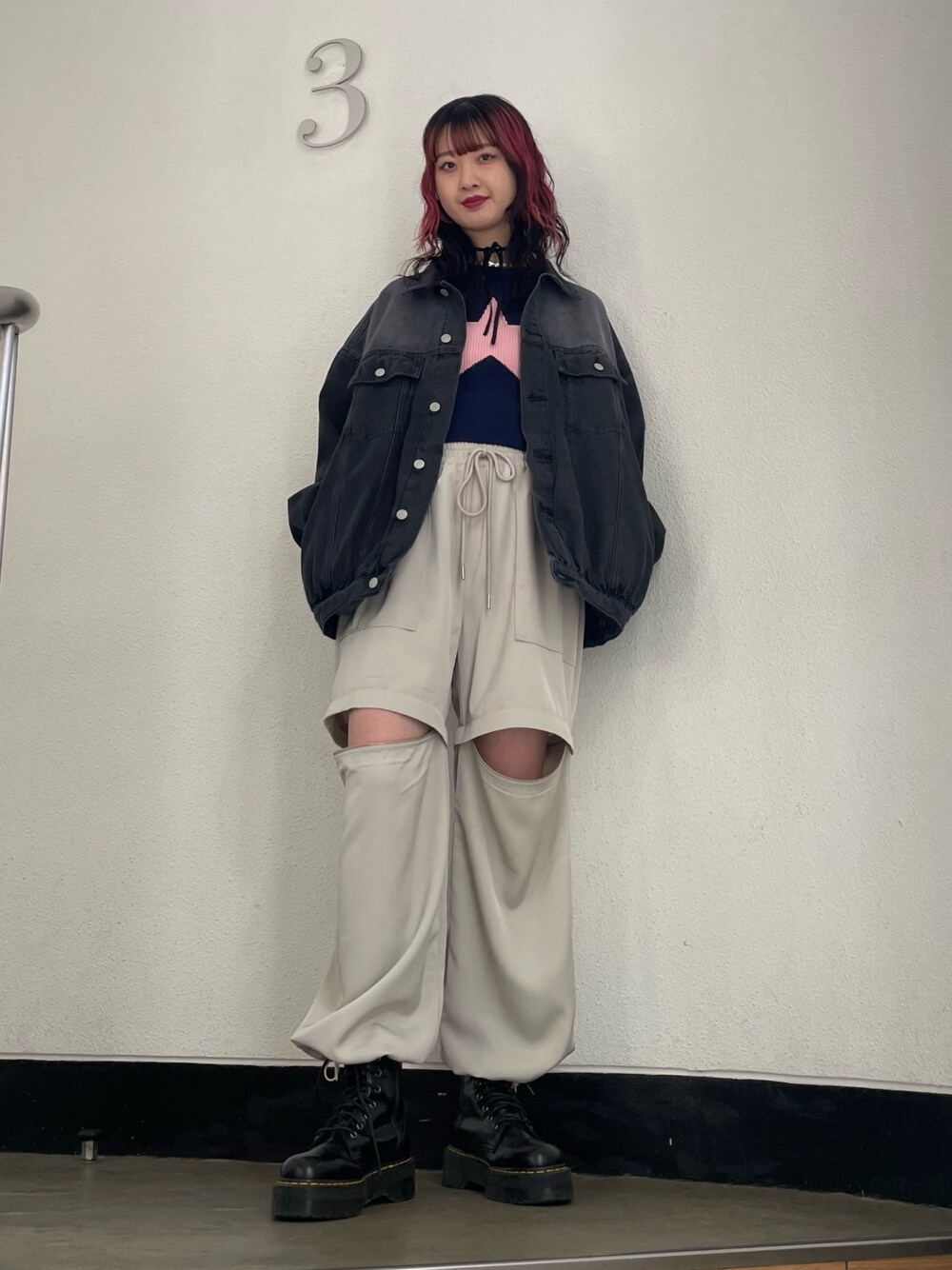 ホワイト系のその他パンツ、ブラック系のその他シューズ、ブルー系のニット/セーターを着用したレディースの春コーディネートの1枚目の写真