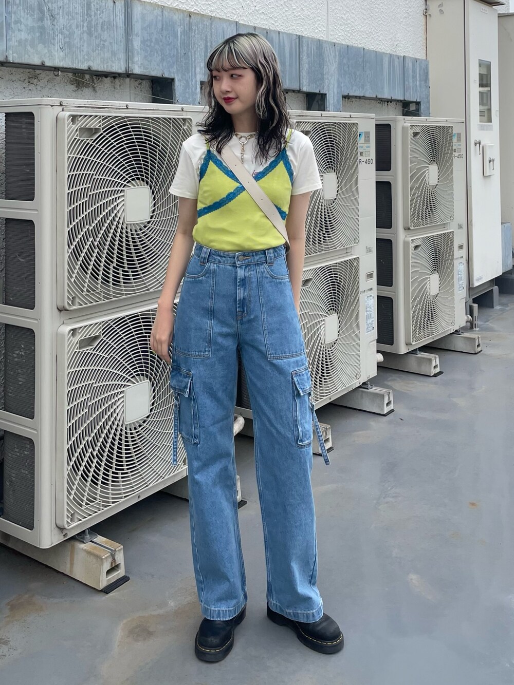 ホワイト系のTシャツ/カットソー、ブルー系のカーゴパンツ、グリーン系のTシャツ/カットソーを着用したレディースの春コーディネートの1枚目の写真