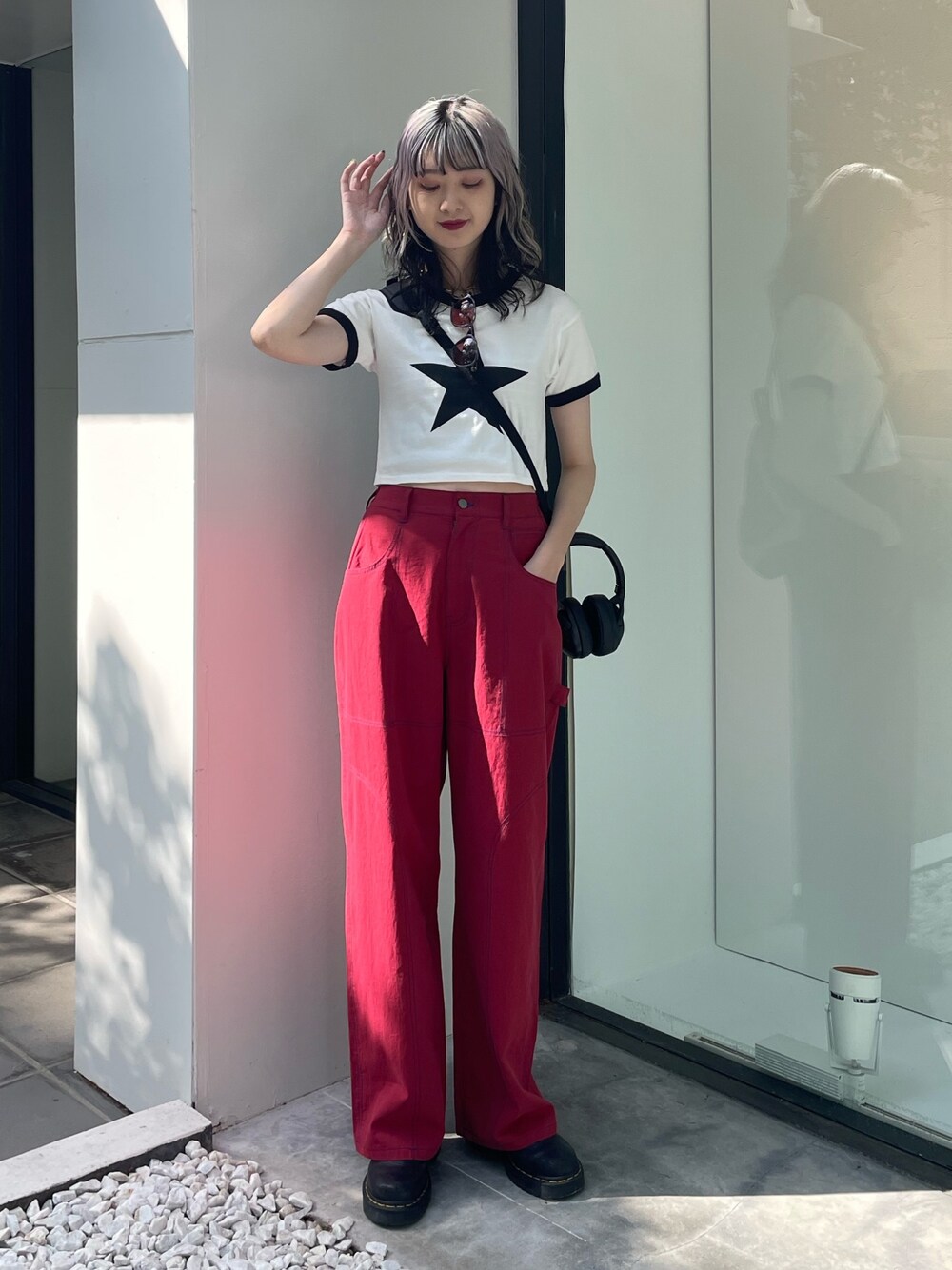 レッド系のその他パンツ、ホワイト系のTシャツ/カットソー、レッド系のサングラスを着用したレディースの春コーディネートの1枚目の写真