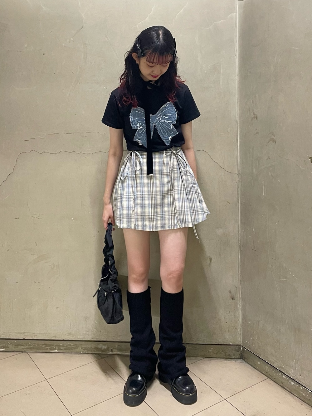 その他のスカート、ブラック系のTシャツ/カットソー、ブラック系のショルダーバッグを着用したレディースの夏コーディネートの1枚目の写真