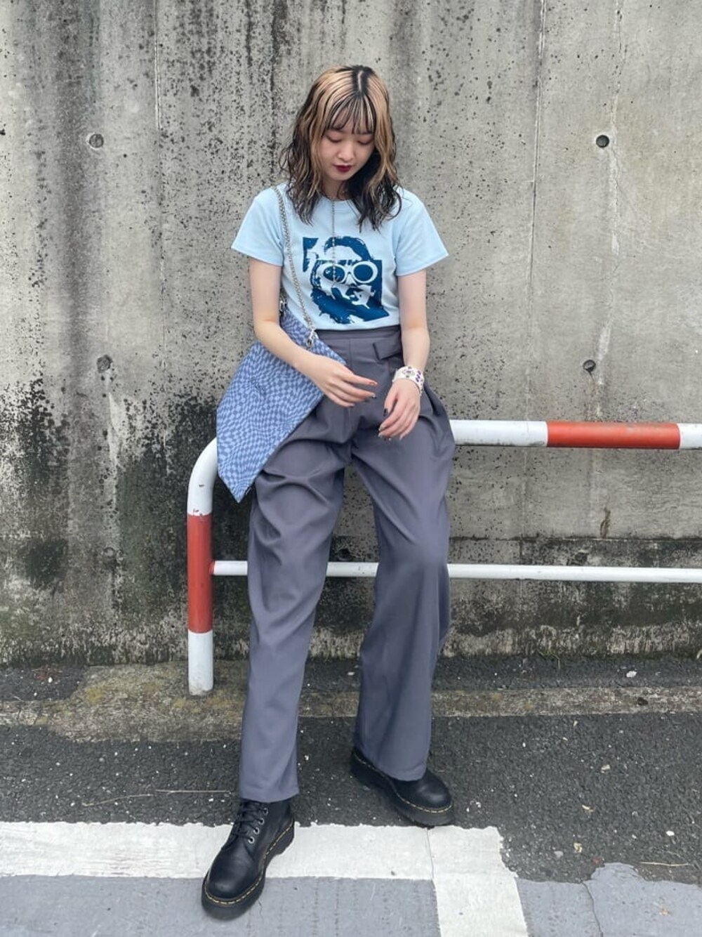 その他のトートバッグ、ブルー系のTシャツ/カットソー、グレー系のその他パンツを着用したレディースの春コーディネートの1枚目の写真