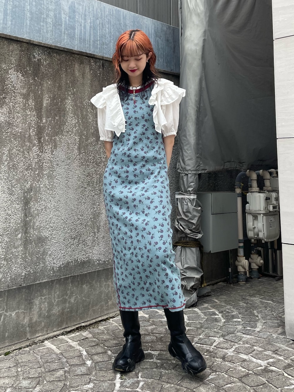 ホワイト系のタンクトップ、ホワイト系のシャツ/ブラウス、ブルー系のワンピースを着用したレディースの夏コーディネートの1枚目の写真