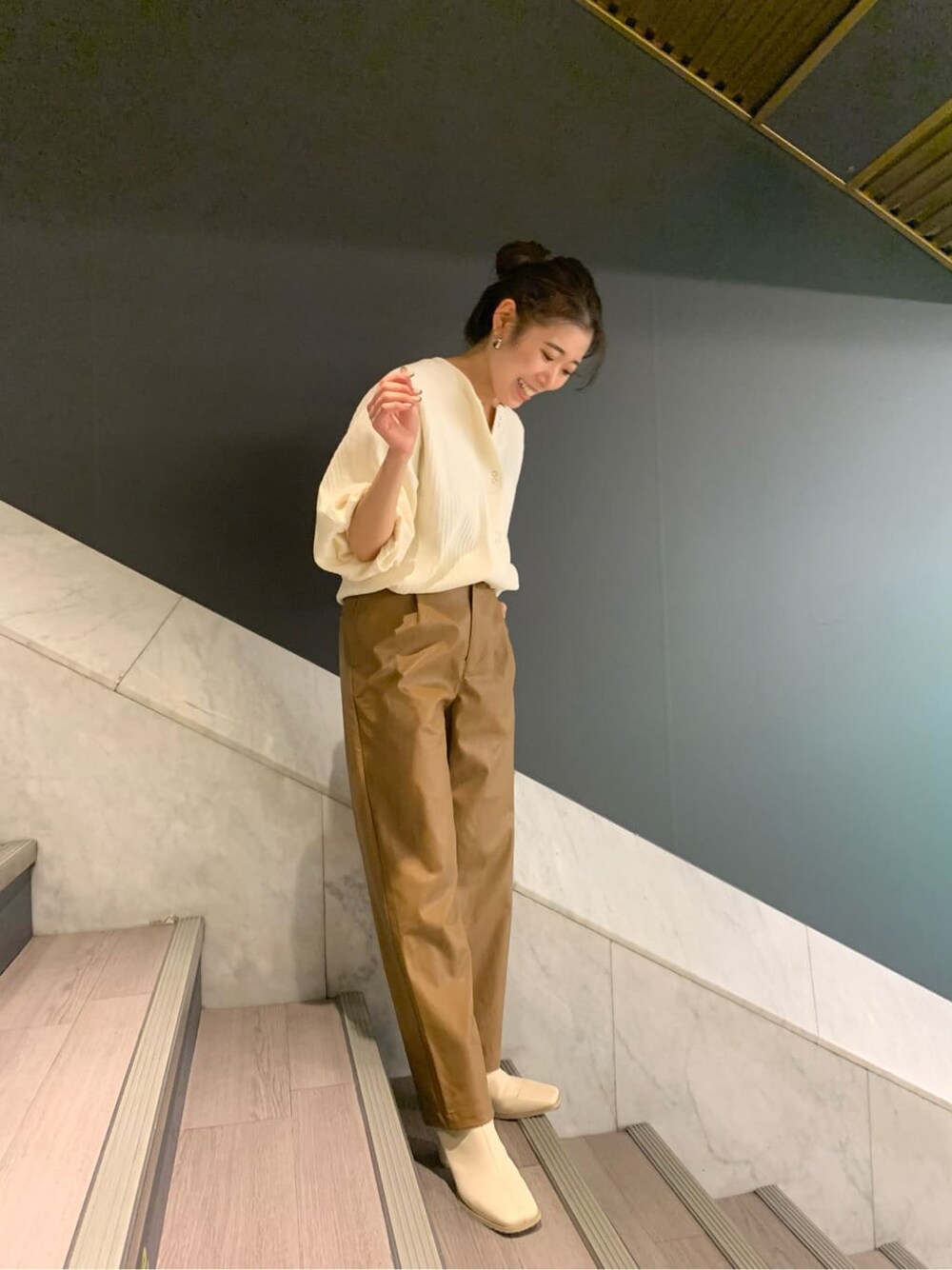 ブラウン系のその他パンツ、ホワイト系のブーツ、ホワイト系のカーディガン/ボレロを着用したレディースの夏コーディネートの1枚目の写真