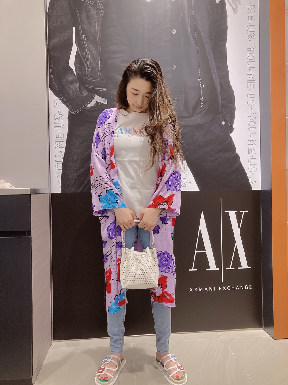 「ラクチンコーデ、夏コーデ、カラー×コーデ、大人女子、ミニバッグ、きれいめカジュアル、AXchanger、AXchange、アルマーニエクスチェンジ、高身長コーデ、高身長女子、ジーンズ、サンダル、ロングカーディガン、Tシャツ」｜「ARMANI EXCHANGEの【A|X アルマーニ エクスチェンジ】クリアスライドサンダル（サンダル、その他）」を使った、Iku.Yさん（レディース・168cm）の春コーディネートの1枚目の写真