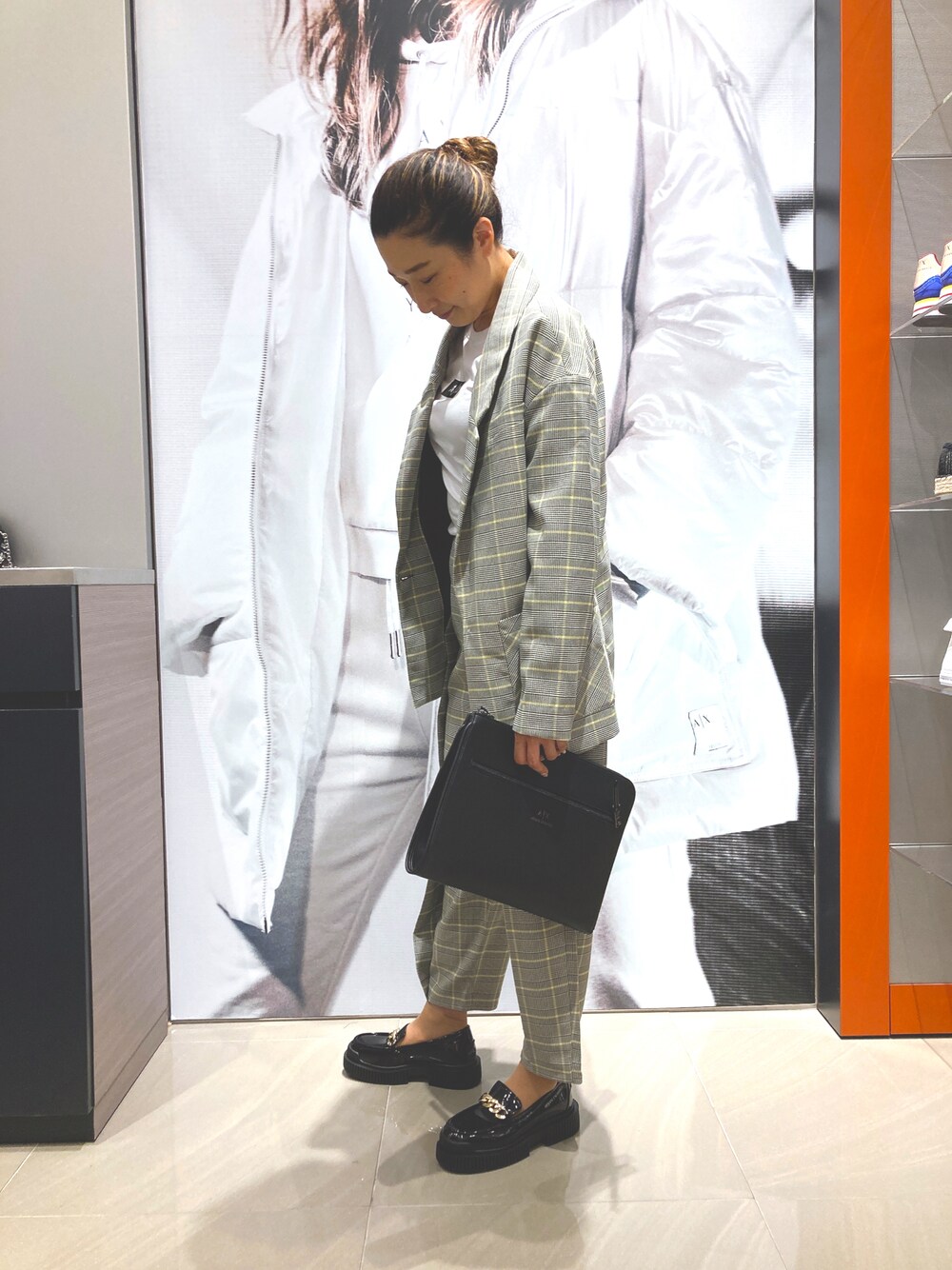 「AXchanger、AXchange、armaniexchange、ARMANIEXCHANGE、アルマーニエクスチェンジ、高身長女子、高身長コーデ、セットアップ、秋先取りコーデ、大人コーデ、タックイン、チェック、ローファー、クラッチバッグ、白Tシャツ」｜「ARMANI EXCHANGEの【A|X アルマーニ エクスチェンジ】チャンキーヒール　チェーン付きローファー（ローファー、ブラック系）」を使った、Iku.Yさん（レディース・168cm）の秋コーディネートの1枚目の写真