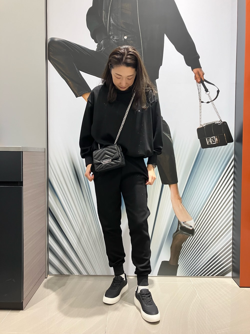 「AXchanger、AXchange、armaniexchange、ARMANIEXCHANGE、ARMANIworld、WelcomeARMANI、アルマーニエクスチェンジ、高身長女子、セットアップ、キラキラ、ジャージ、カジュアル、ブラック、ウォレットバッグ、スニーカー」｜「ARMANI EXCHANGEの【A|X アルマーニ エクスチェンジ】AL ロゴ　レースアップスニーカー（スニーカー、ブラック系）」を使った、Iku.Yさん（レディース・168cm）の冬コーディネートの1枚目の写真