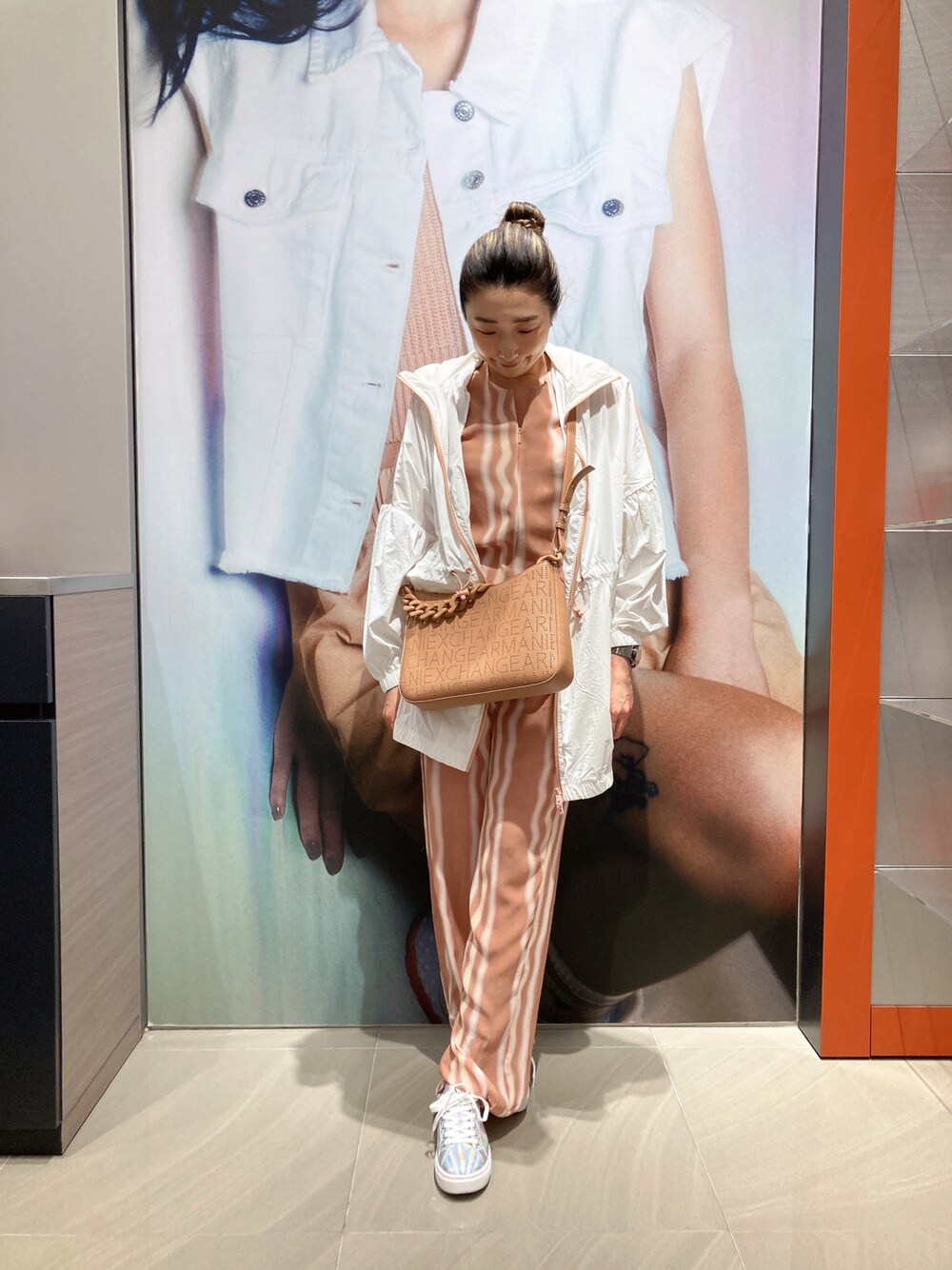 「AXchanger、AXchange、armaniexchange、ARMANIEXCHANGE、ARMANIworld、WelcomeARMANI、アルマーニエクスチェンジ、高身長女子、高身長コーデ、春服コーデ、オトナカジュアル、春アウター、オールインワン、大人コーデ、春服みてみて」｜「ARMANI EXCHANGEの【A|X アルマーニ エクスチェンジ】ホログラム　レースアップスニーカー（スニーカー、その他）」を使った、Iku.Yさん（レディース・168cm）の春コーディネートの1枚目の写真