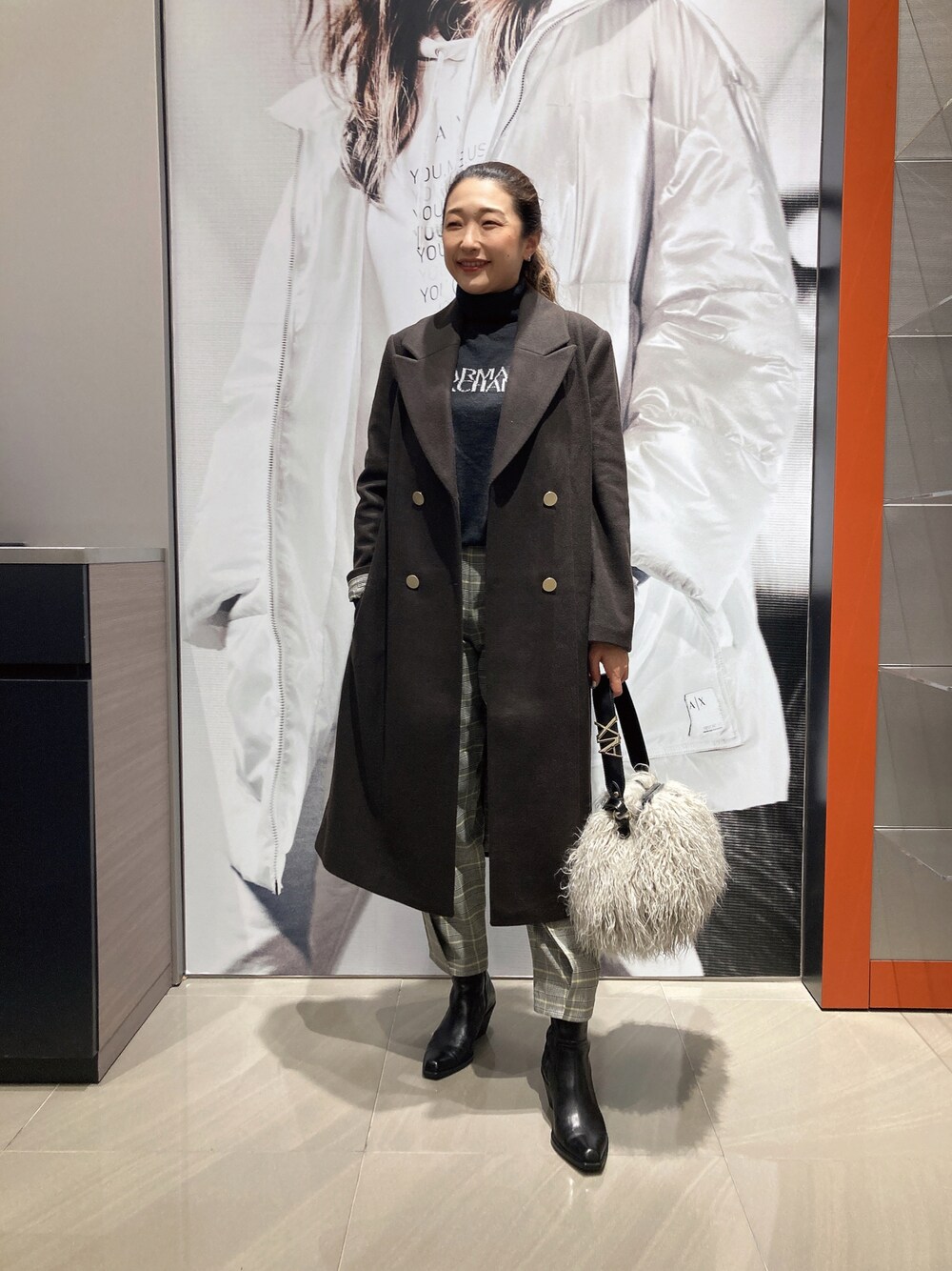 「AXchanger、AXchange、armaniexchange、ARMANIEXCHANGE、アルマーニエクスチェンジ、高身長女子、高身長コーデ、秋服、お出かけコーデ、オトナ女子、パンツコーデ、お仕事コーデ、ファー小物、ウールコート、ニット」｜「ARMANI EXCHANGEの【A|X アルマーニ エクスチェンジ】エコファー　フラップハンドバッグ（ハンドバッグ、ベージュ系）」を使った、Iku.Yさん（レディース・168cm）の秋コーディネートの1枚目の写真