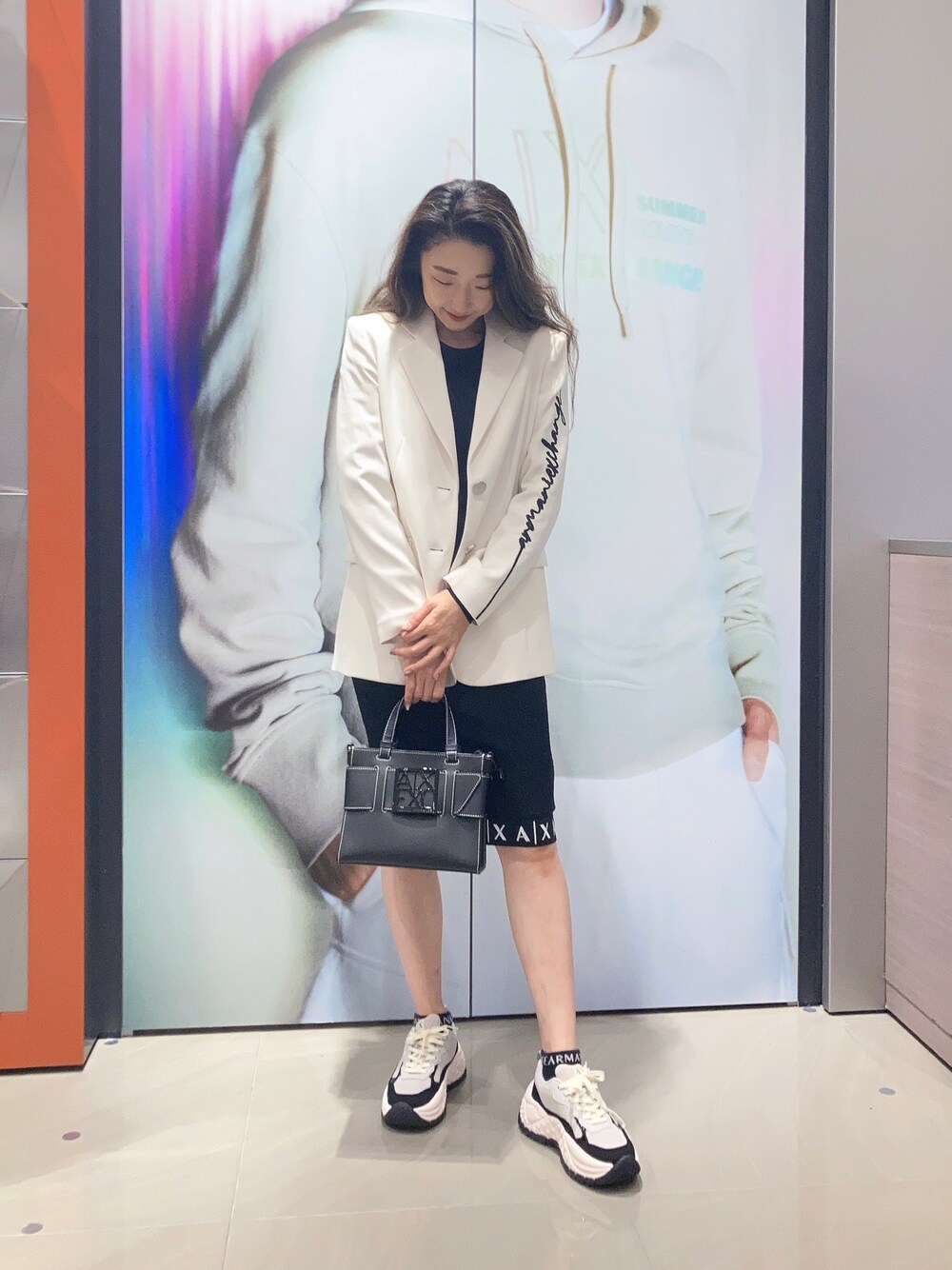 「AXchanger、AXchange、armaniexchange、ARMANIEXCHANGE、ARMANIworld、WelcomeARMANI、アルマーニエクスチェンジ、高身長女子、高身長コーデ、モノトーン、通勤コーデ、ワンピース、トートバッグ、ロゴ、ジャケット」｜「ARMANI EXCHANGEの【A|Xアルマーニ エクスチェンジ】BOXロゴバックル　ミニハンドバッグ（ハンドバッグ、ブラック系）」を使った、Iku.Yさん（レディース・168cm）の夏コーディネートの1枚目の写真