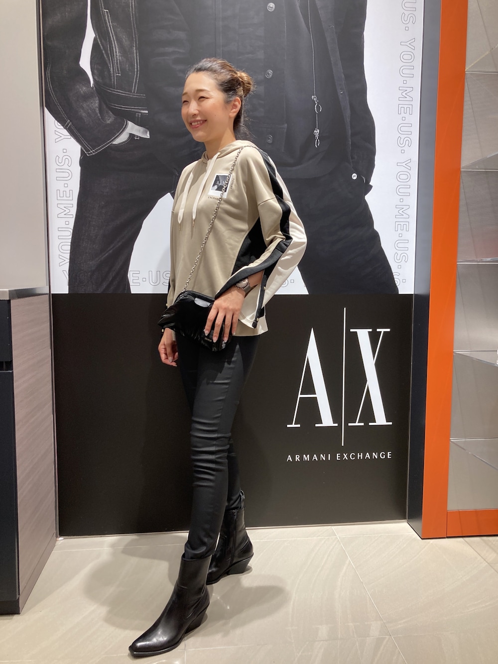 「AXchanger、AXchange、armaniexchange、アルマーニエクスチェンジ、お出かけコーデ、きれいめカジュアル、秋先取りコーデ、秋服準備はじめました、ミニバッグ、ブラックデニム、パーカー、ショートブーツ、スリット、ベージュ、休日コーデ」｜「ARMANI EXCHANGEの【A|X アルマーニ エクスチェンジ】ショートブーツ（ブーツ、ホワイト系）」を使った、Iku.Yさん（レディース・168cm）の夏コーディネートの1枚目の写真