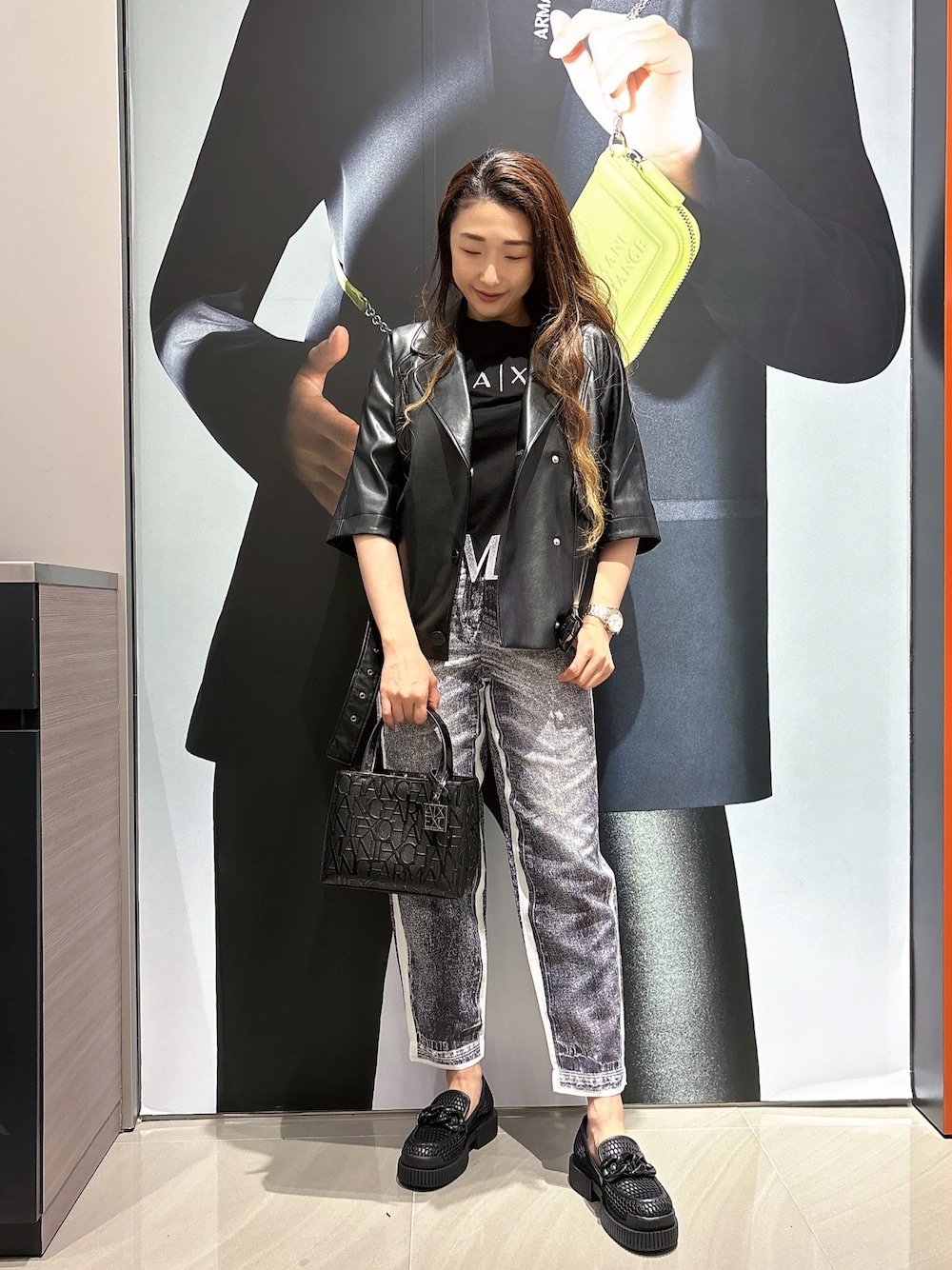「AXchanger、AXchange、armaniexchange、ARMANIEXCHANGE、ARMANIworld、WelcomeARMANI、アルマーニエクスチェンジ、高身長女子、高身長コーデ、カジュアルスタイル、フェイクレザー、ブラック、ストリート、韓国ファッション、ローファー」｜「ARMANI EXCHANGEの【A|X アルマーニ エクスチェンジ】デニムプリントパンツ（その他パンツ、その他）」を使った、Iku.Yさん（レディース・168cm）の夏コーディネートの1枚目の写真