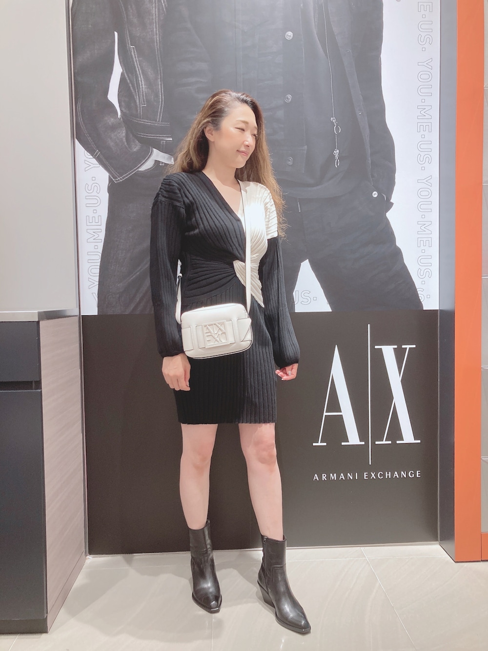 「AXchanger、AXchange、armaniexchange、アルマーニエクスチェンジ、高身長女子、高身長コーデ、オトナ女子、ワンピース、秋コーデ、ニットワンピース、ショートブーツ、ミニバッグ、タイトワンピース、長袖ワンピース、キレイめ」｜「ARMANI EXCHANGEの【A|X アルマーニ エクスチェンジ】ショートブーツ（ブーツ、ホワイト系）」を使った、Iku.Yさん（レディース・168cm）の夏コーディネートの1枚目の写真
