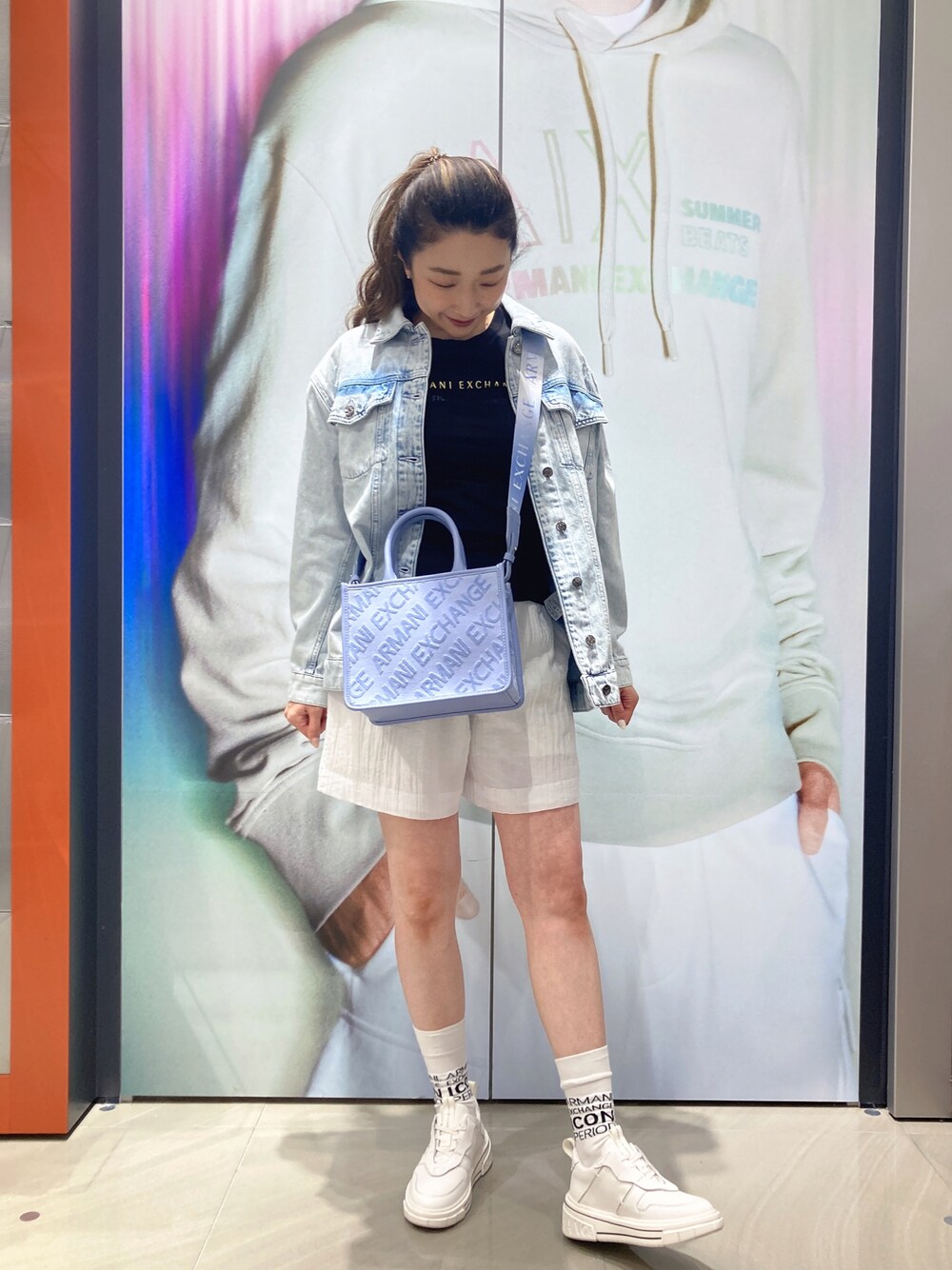 「AXchanger、AXchange、armaniexchange、ARMANIEXCHANGE、ARMANIworld、WelcomeARMANI、アルマーニエクスチェンジ、高身長女子、高身長コーデ、春服、休日スタイル、ハイウエスト、ショートパンツ、デニムジャケット、ソックス」｜「ARMANI EXCHANGEの【A|X アルマーニ エクスチェンジ】ボリュームソール　レースアップスニーカー（スニーカー、ホワイト系）」を使った、Iku.Yさん（レディース・168cm）の春コーディネートの1枚目の写真