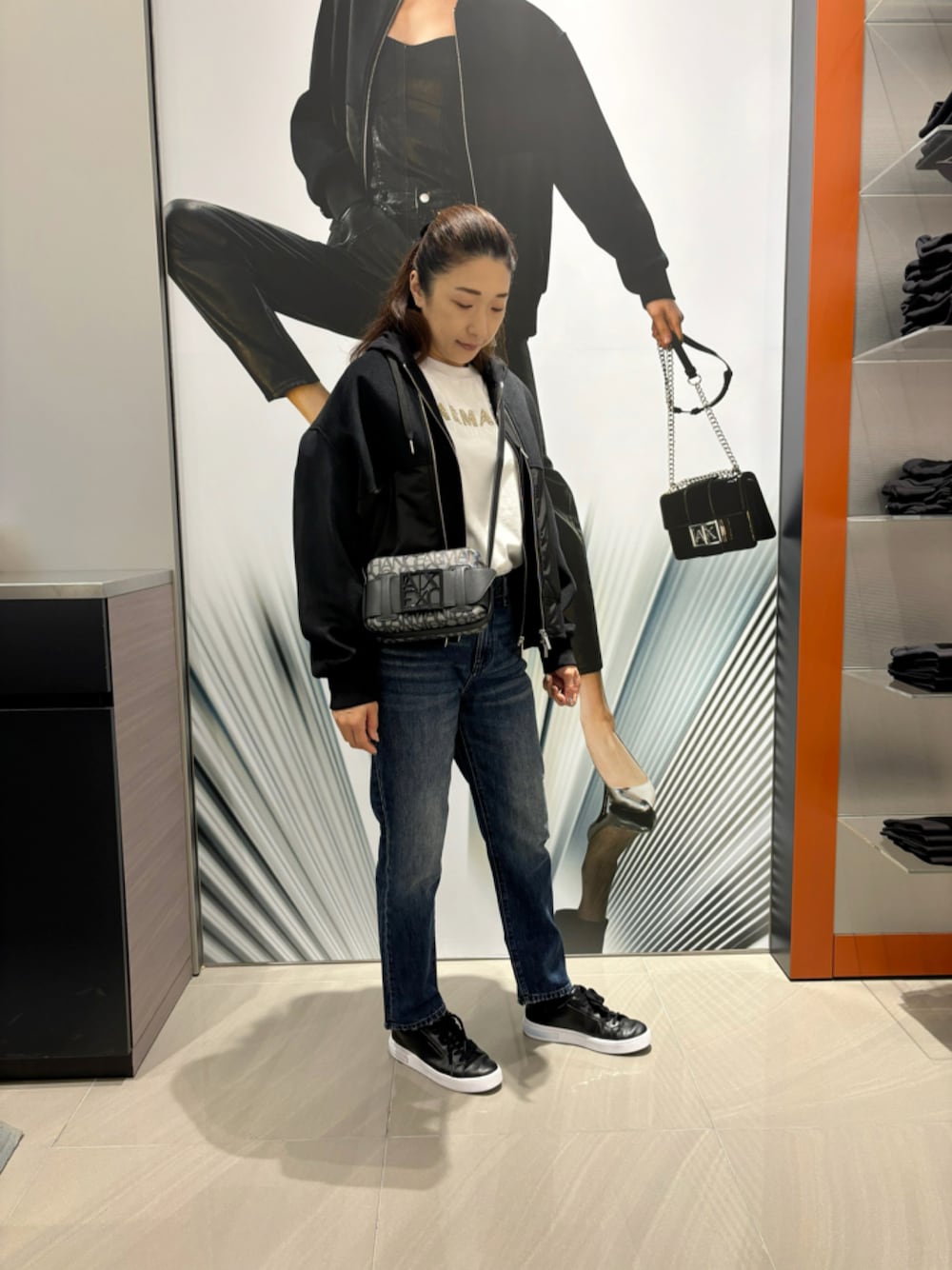 「AXchanger、AXchange、armaniexchange、ARMANIEXCHANGE、ARMANIworld、WelcomeARMANI、アルマーニエクスチェンジ、高身長女子、休日スタイル、カジュアル、デニム、ボンバージャケット、重ね着、キラキラ、ロゴバッグ」｜「ARMANI EXCHANGEの【A|X アルマーニ エクスチェンジ】ミッドブルーウォッシュ デニムパンツ_J16 BOYFRIEND CROPPED（デニムパンツ、ブルー系）」を使った、Iku.Yさん（レディース・168cm）の秋コーディネートの1枚目の写真