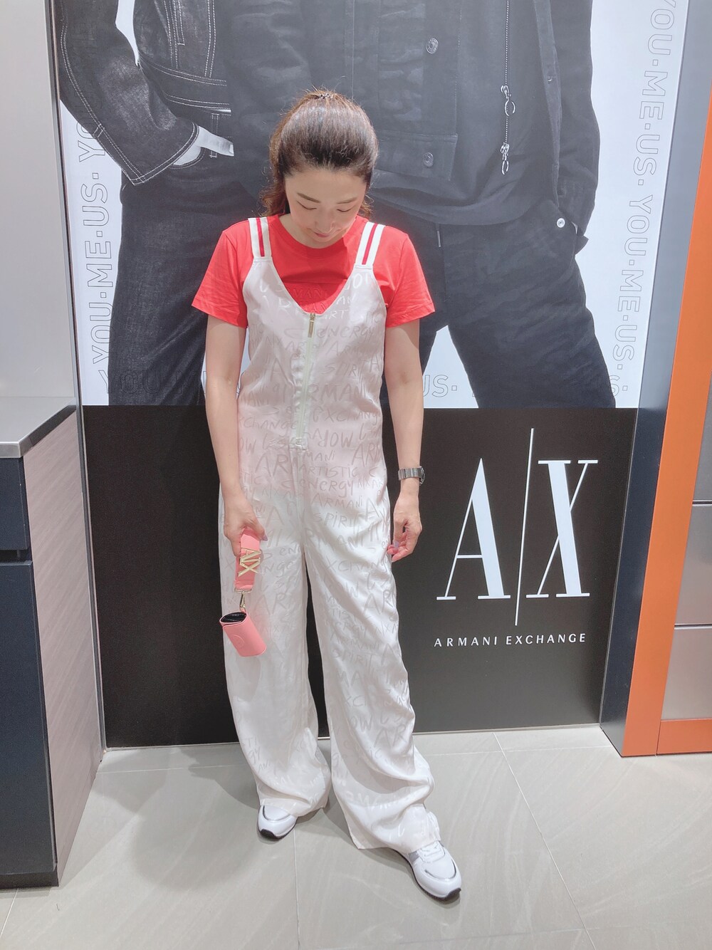 「AXchanger、AXchange、アルマーニエクスチェンジ、高身長女子、高身長コーデ、夏コーデ、休日スタイル、春夏コーデ、カラーコーデ、カジュアル、Tシャツ、サロペット、重ね着、ピンク、ホワイト」｜「ARMANI EXCHANGEの【A|X アルマーニ エクスチェンジ】AXロゴスニーカー（スニーカー、ホワイト系）」を使った、Iku.Yさん（レディース・168cm）の夏コーディネートの1枚目の写真